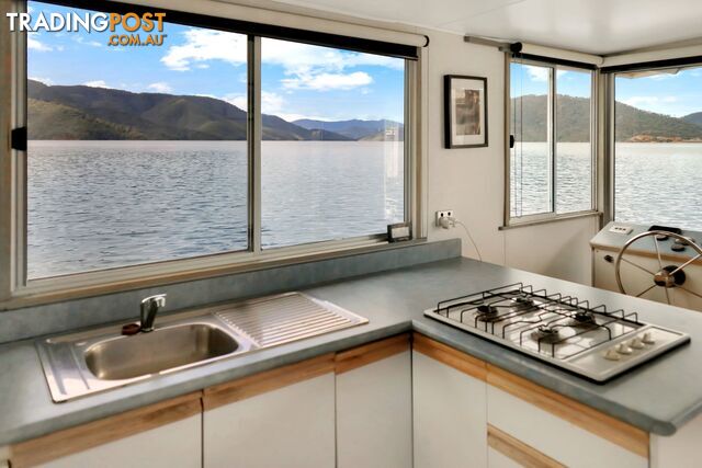 Dayz Off Houseboat Holiday Home on Lake Eildon