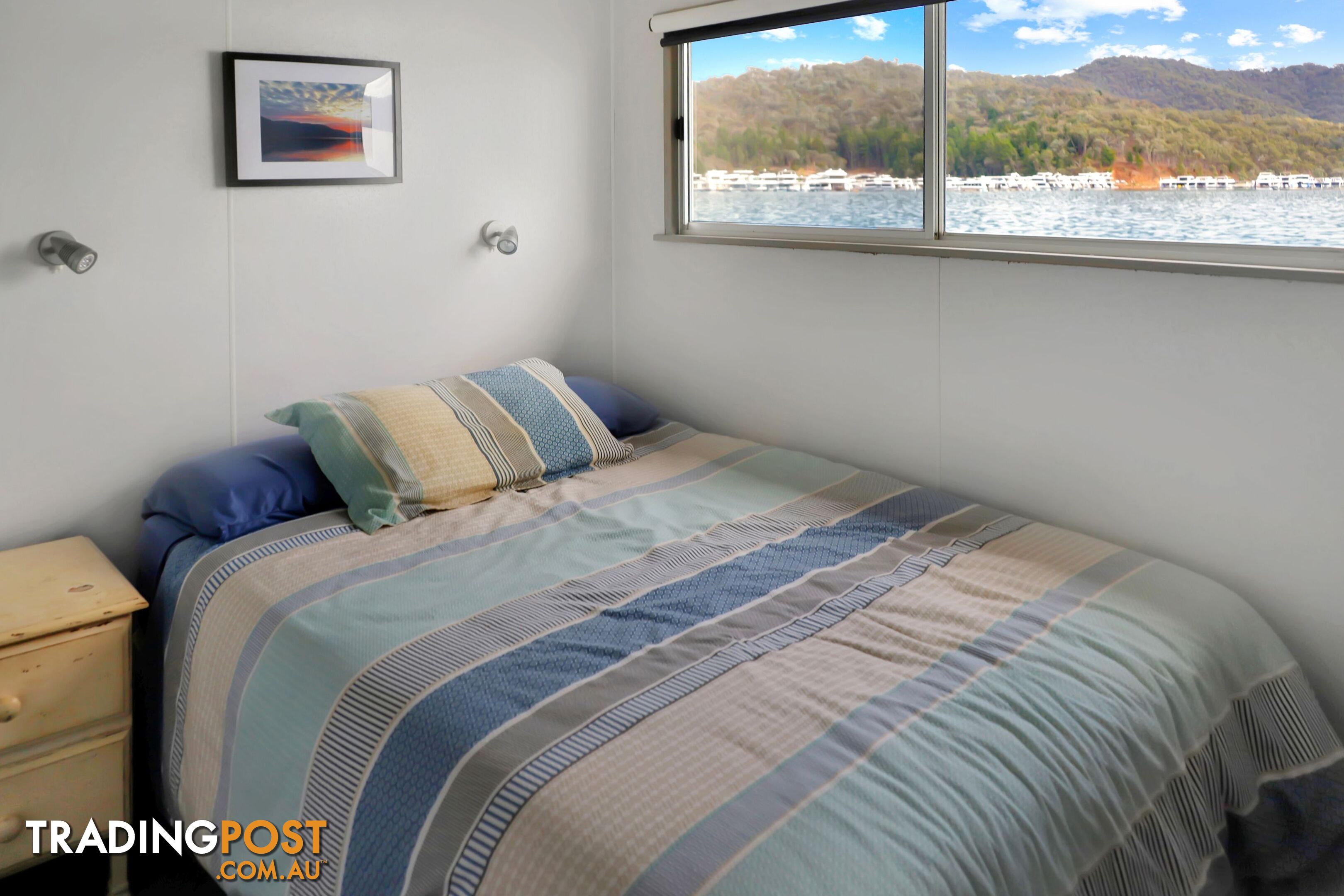 Dayz Off Houseboat Holiday Home on Lake Eildon