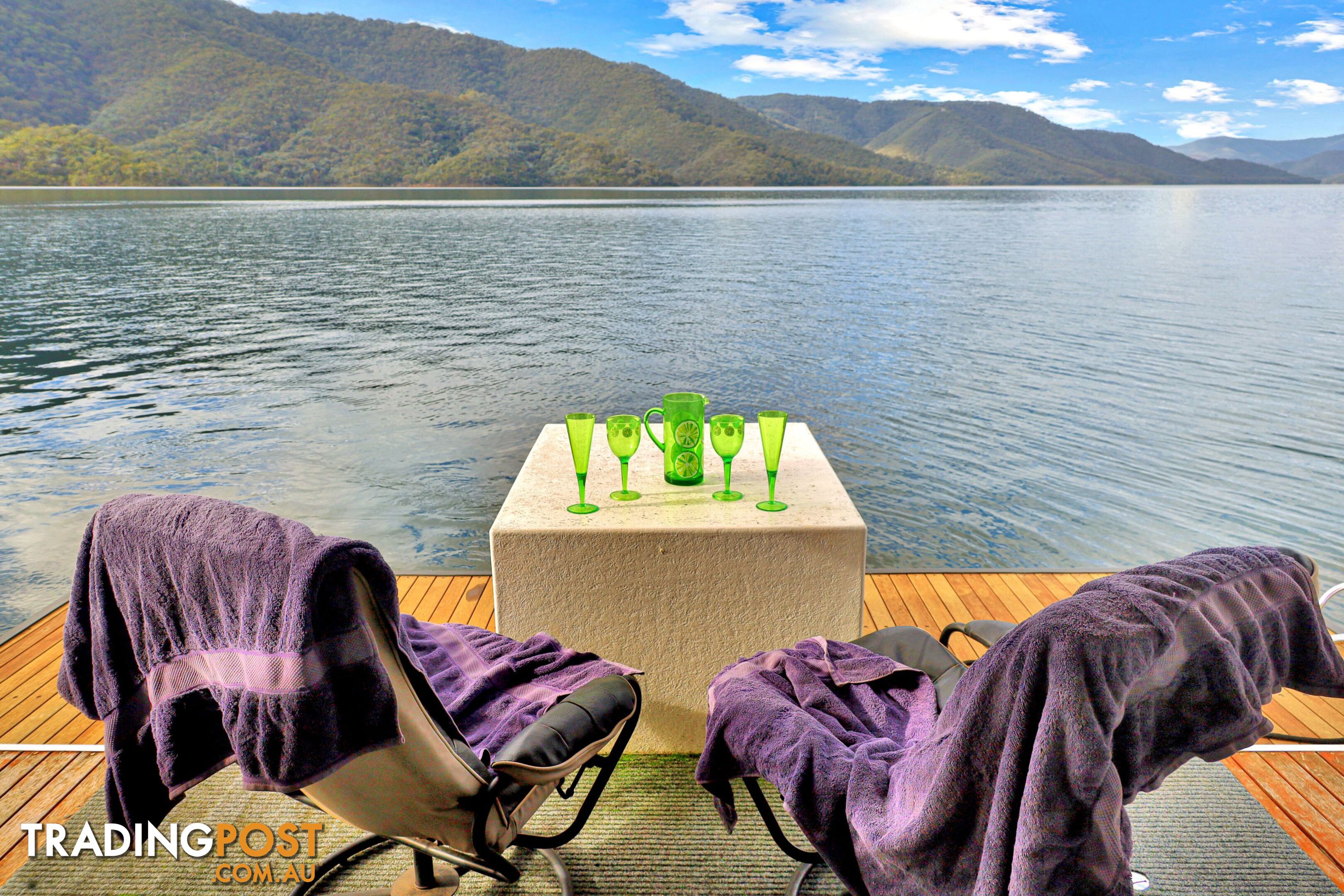 Dayz Off Houseboat Holiday Home on Lake Eildon