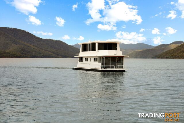 Dayz Off Houseboat Holiday Home on Lake Eildon