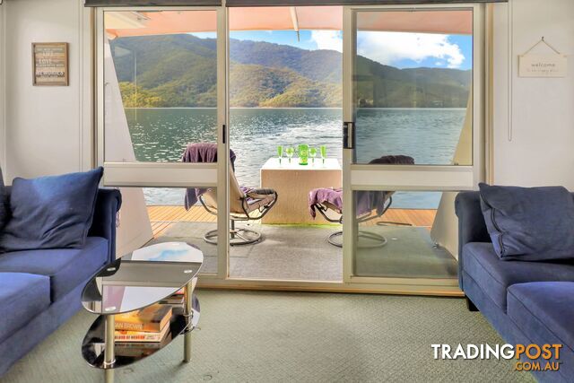 Dayz Off Houseboat Holiday Home on Lake Eildon