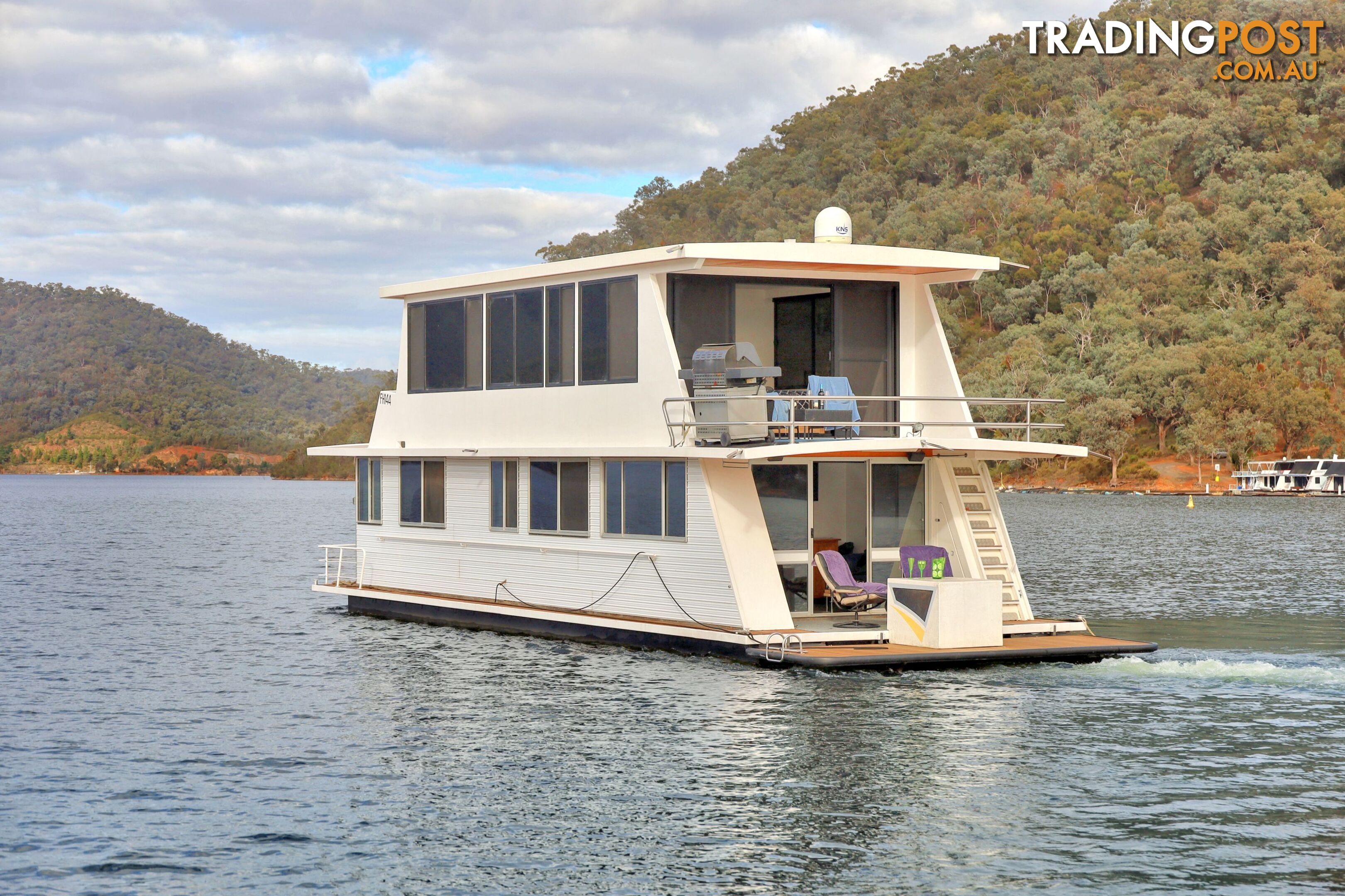 Dayz Off Houseboat Holiday Home on Lake Eildon