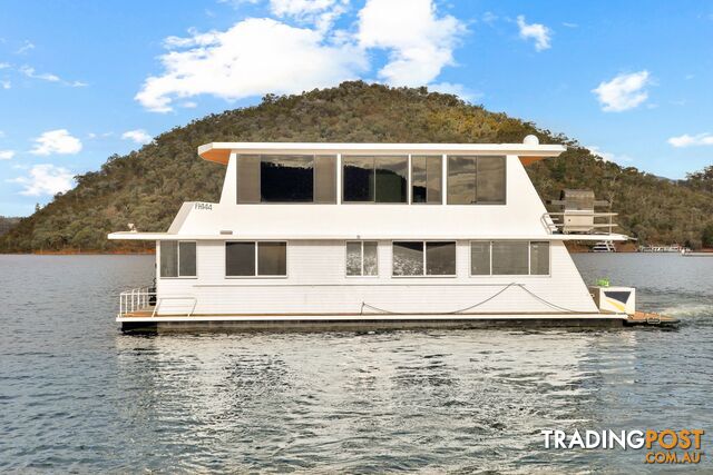 Dayz Off Houseboat Holiday Home on Lake Eildon