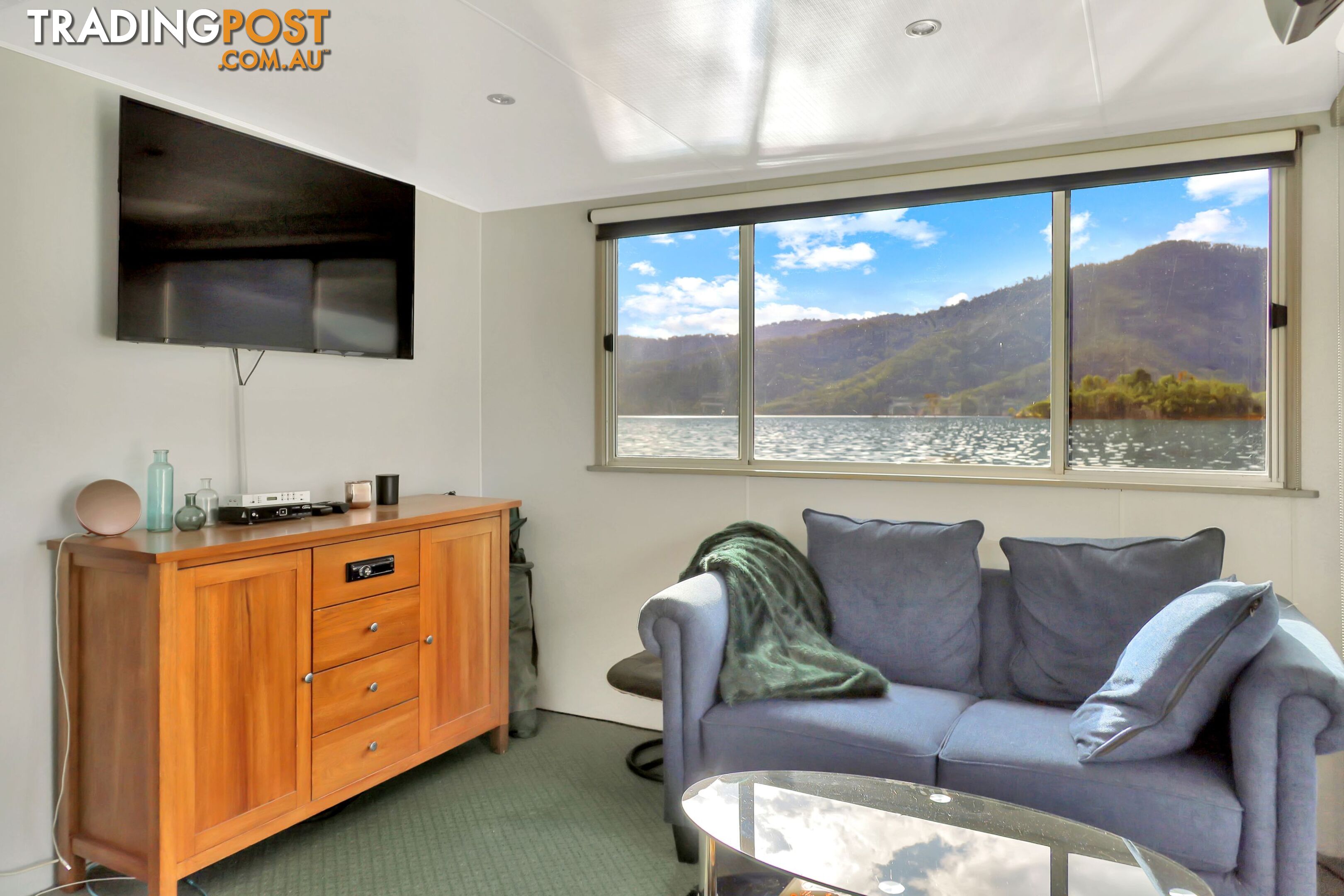 Dayz Off Houseboat Holiday Home on Lake Eildon