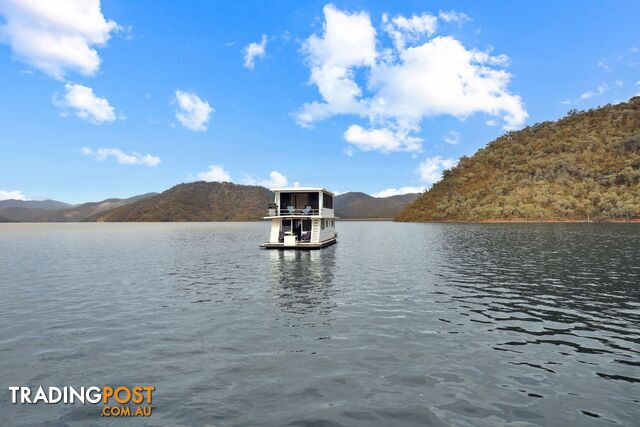 Dayz Off Houseboat Holiday Home on Lake Eildon