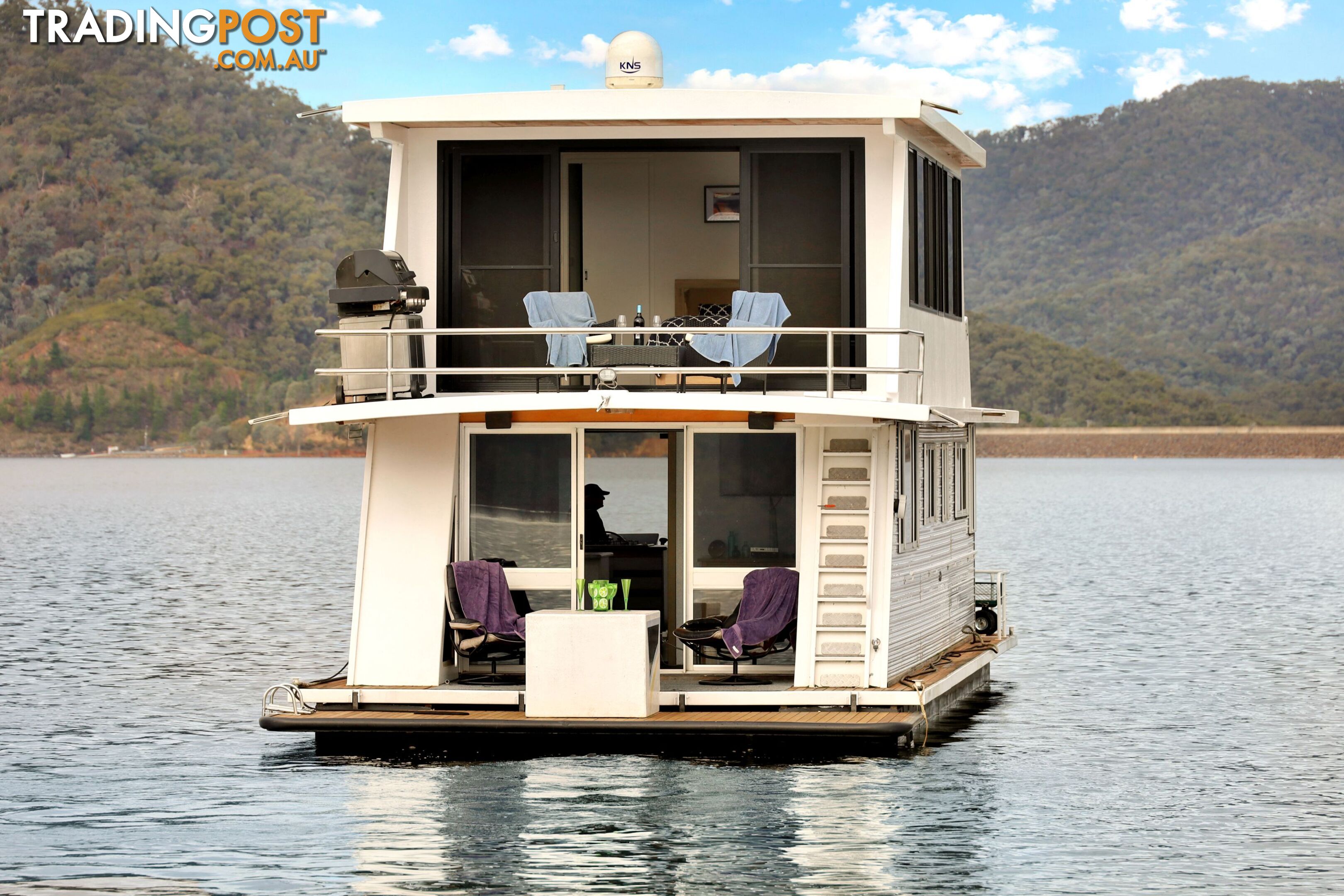 Dayz Off Houseboat Holiday Home on Lake Eildon