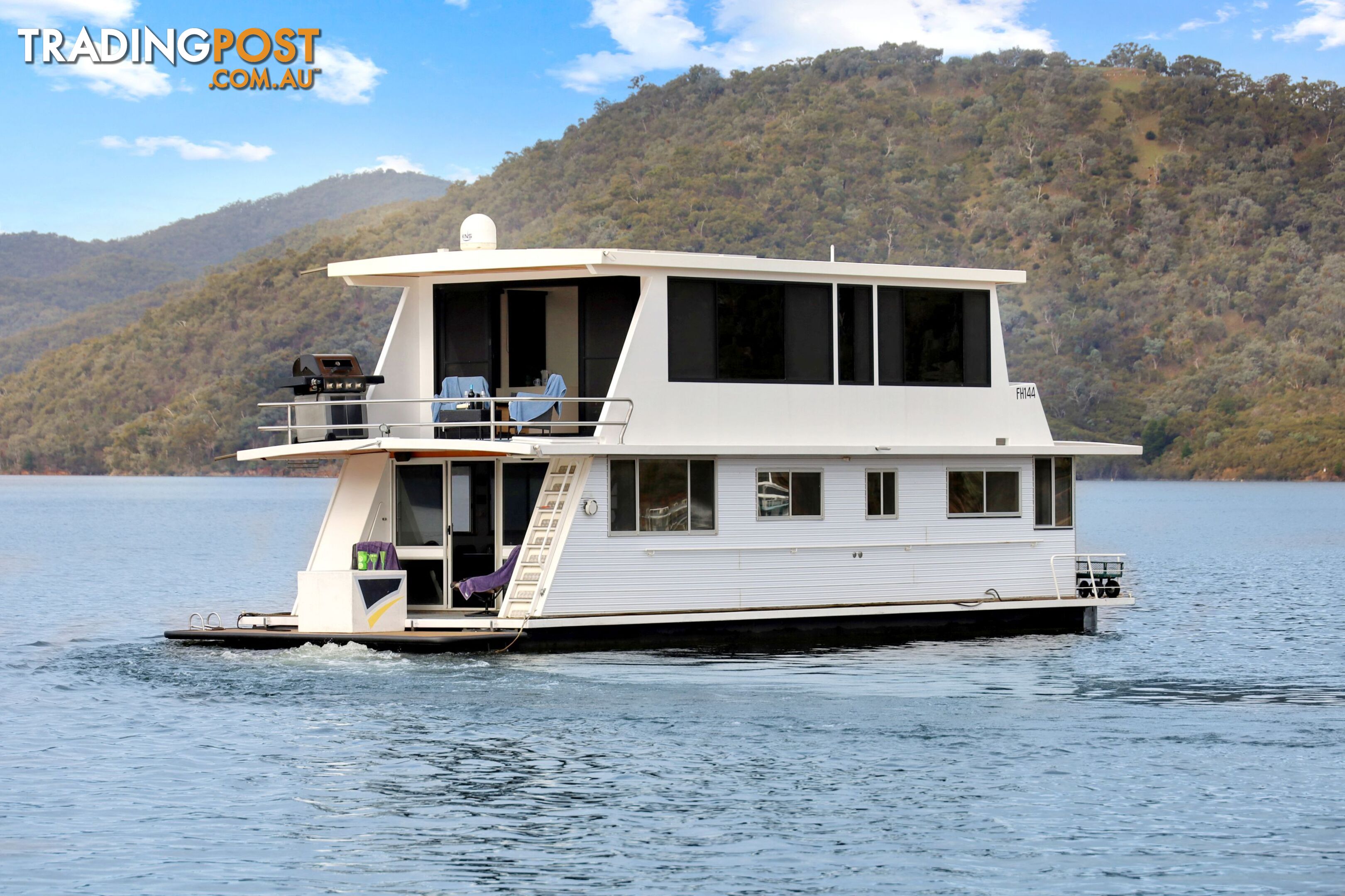 Dayz Off Houseboat Holiday Home on Lake Eildon