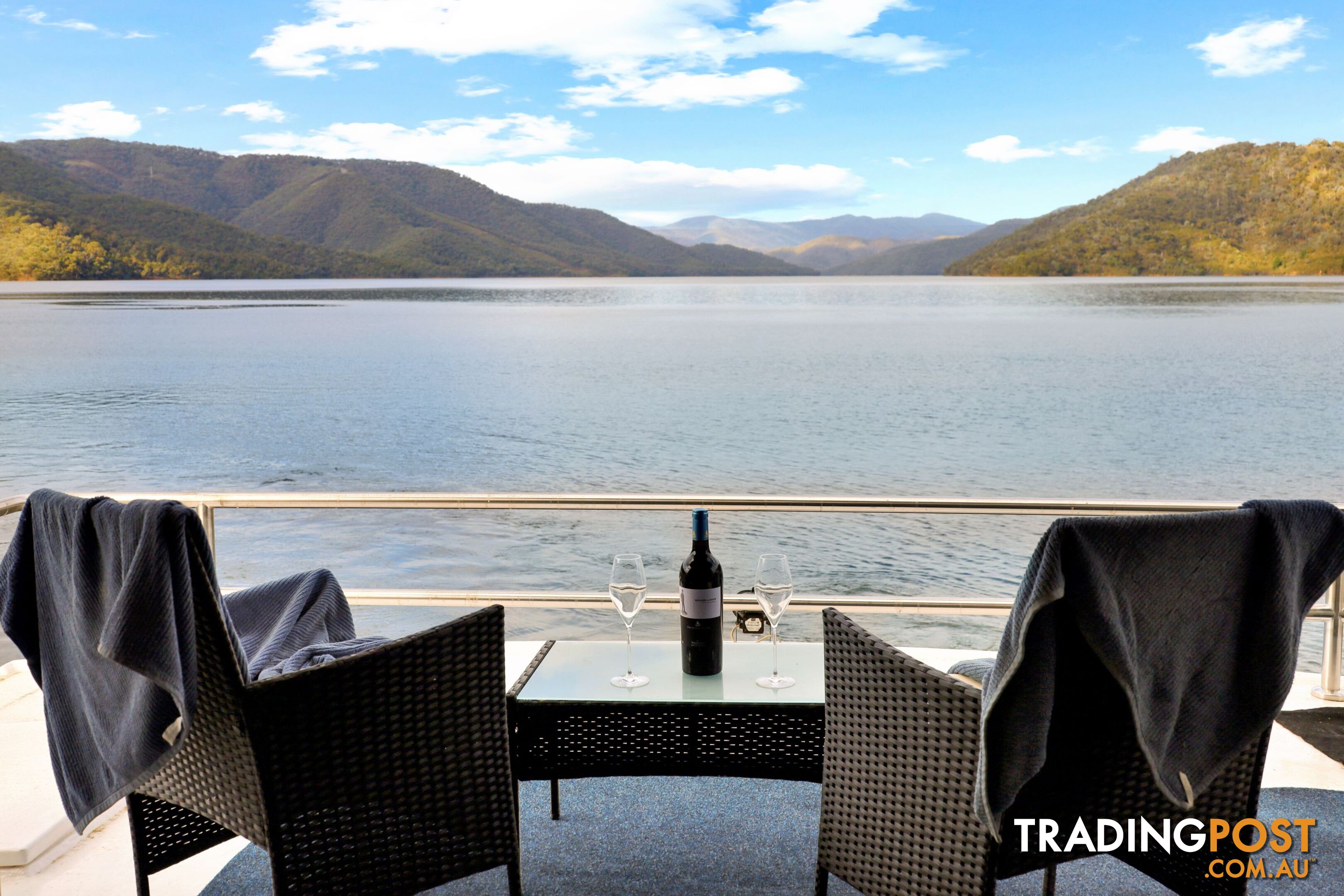 Dayz Off Houseboat Holiday Home on Lake Eildon