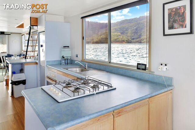 Dayz Off Houseboat Holiday Home on Lake Eildon