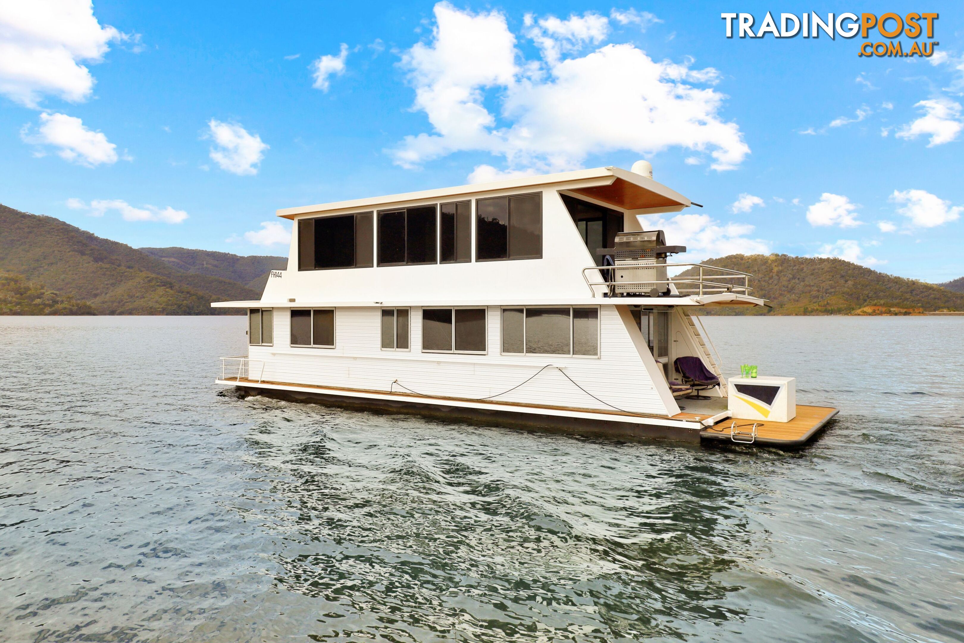 Dayz Off Houseboat Holiday Home on Lake Eildon