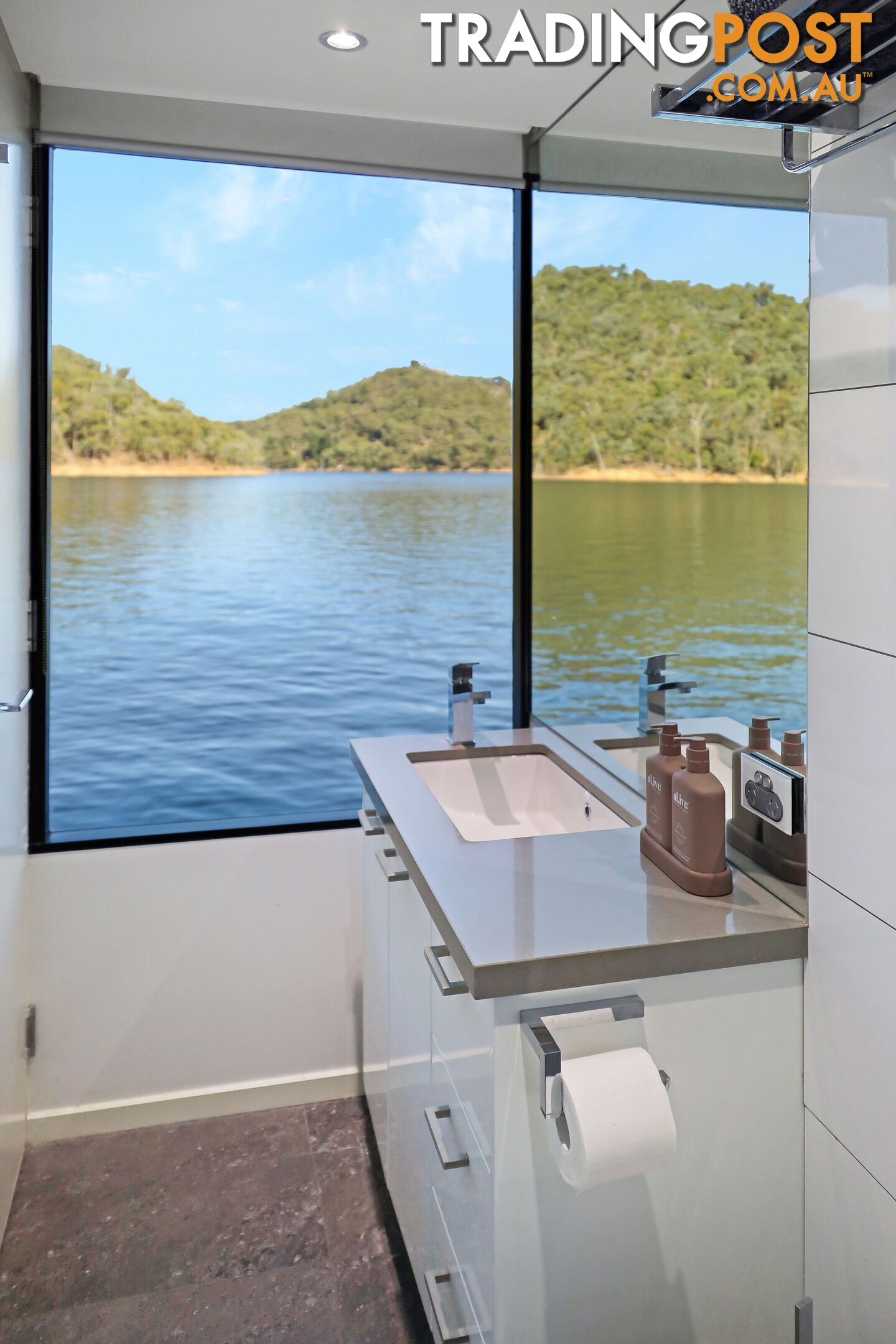 QUALIA Houseboat Holiday Home on Lake Eildon