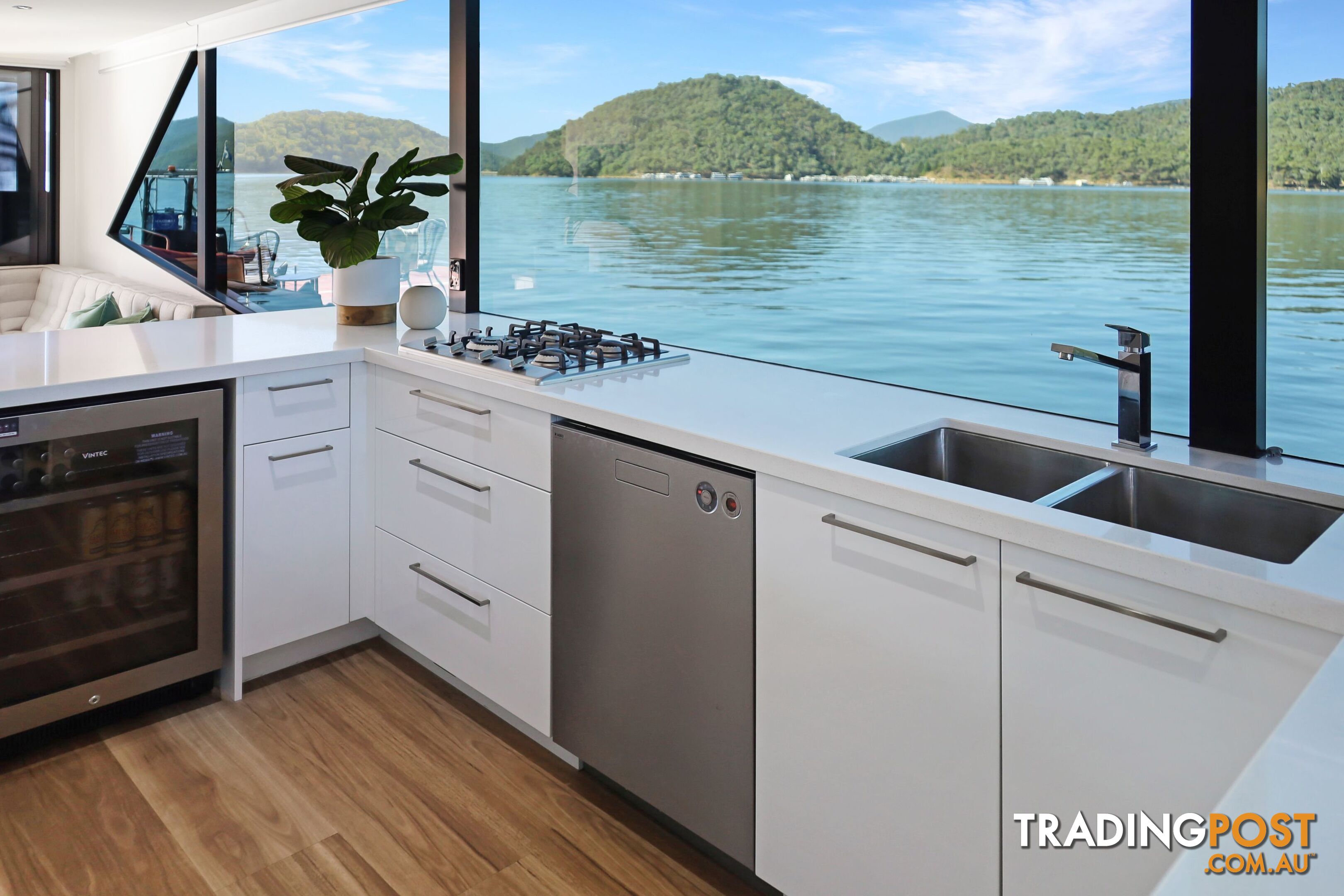 QUALIA Houseboat Holiday Home on Lake Eildon