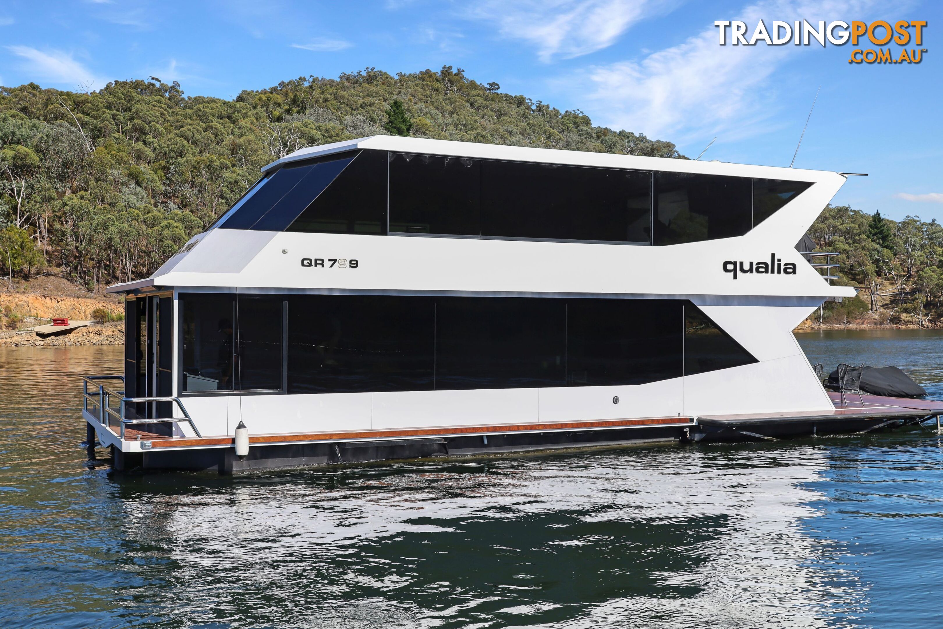 QUALIA Houseboat Holiday Home on Lake Eildon