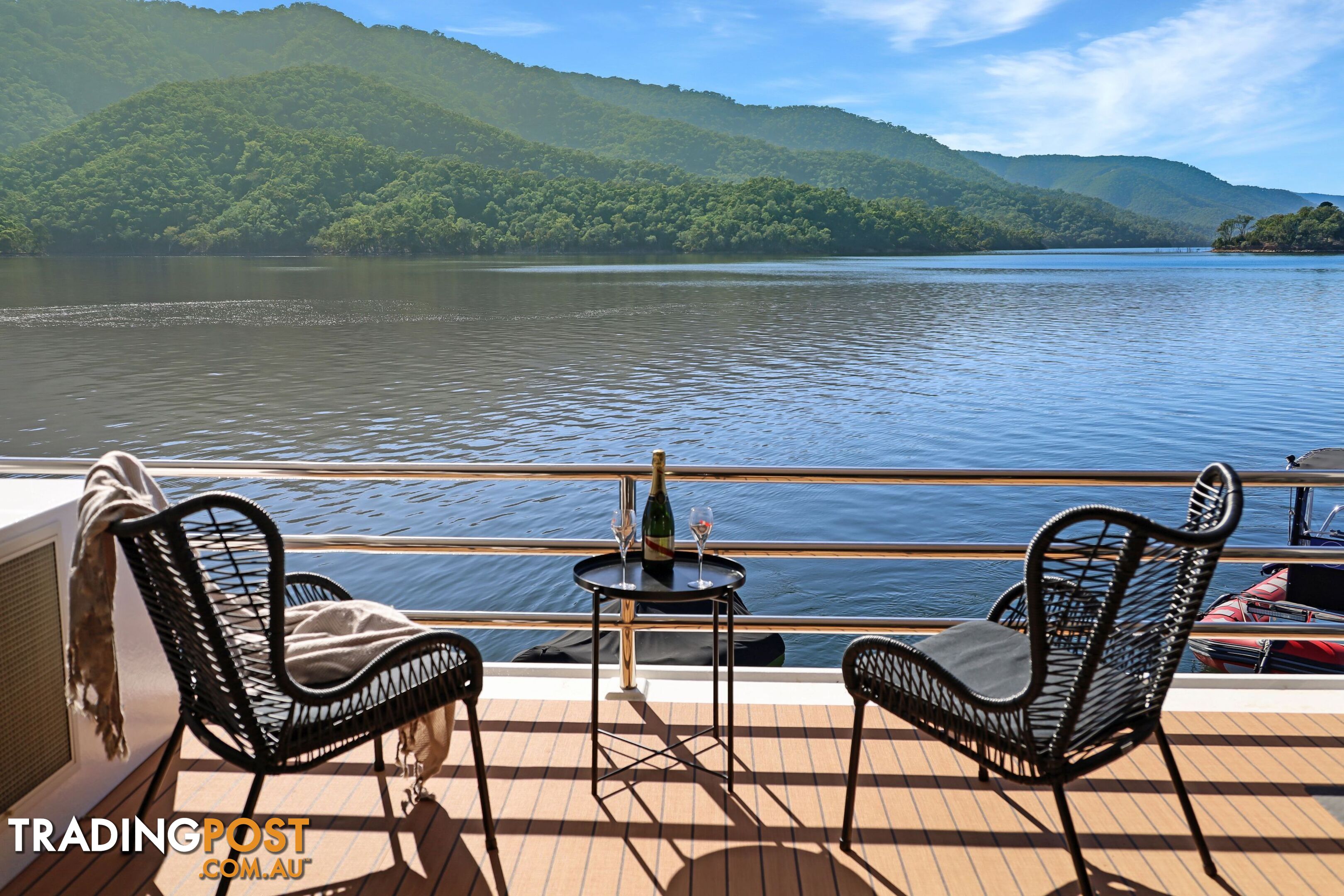 QUALIA Houseboat Holiday Home on Lake Eildon