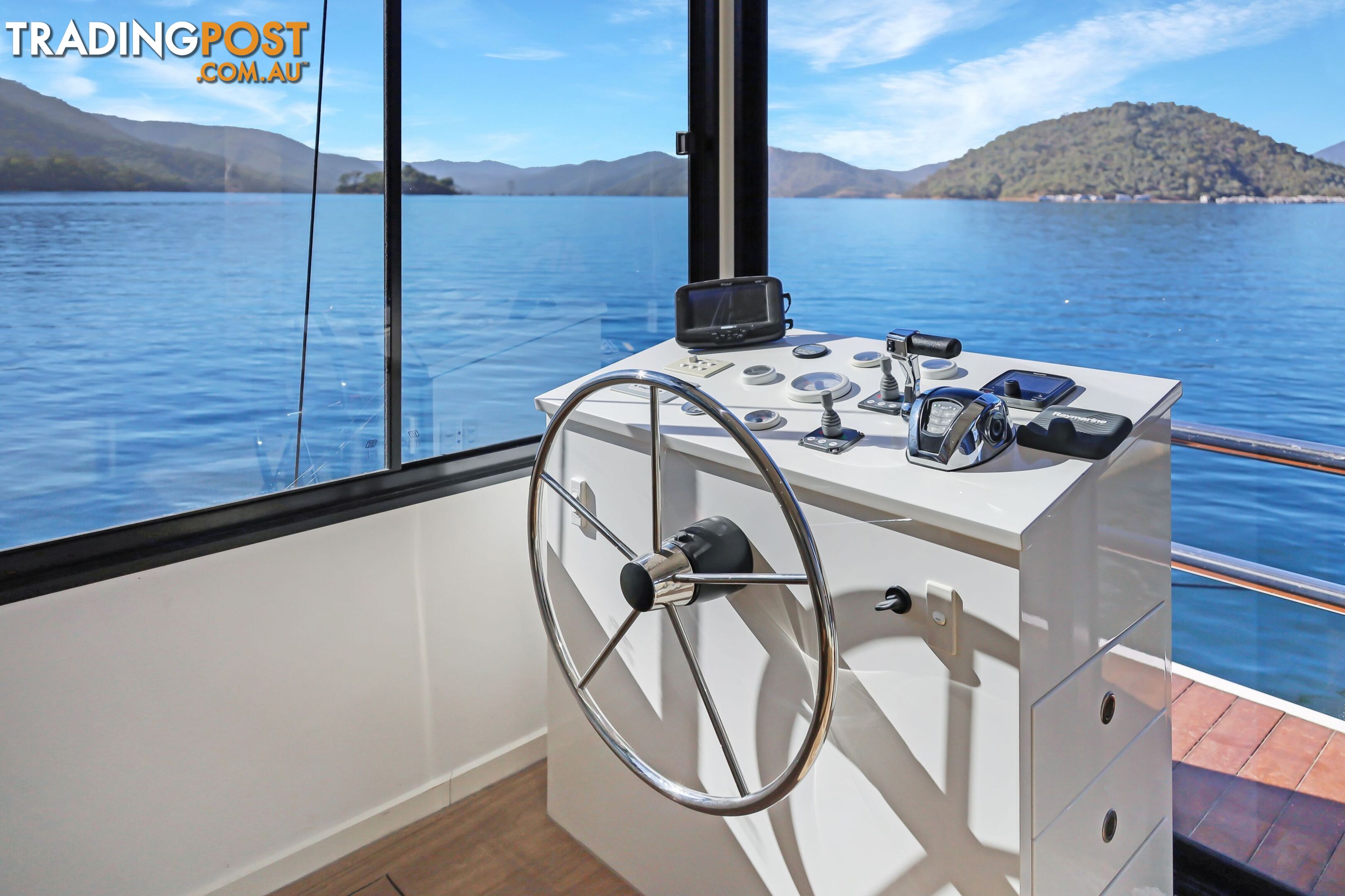 QUALIA Houseboat Holiday Home on Lake Eildon