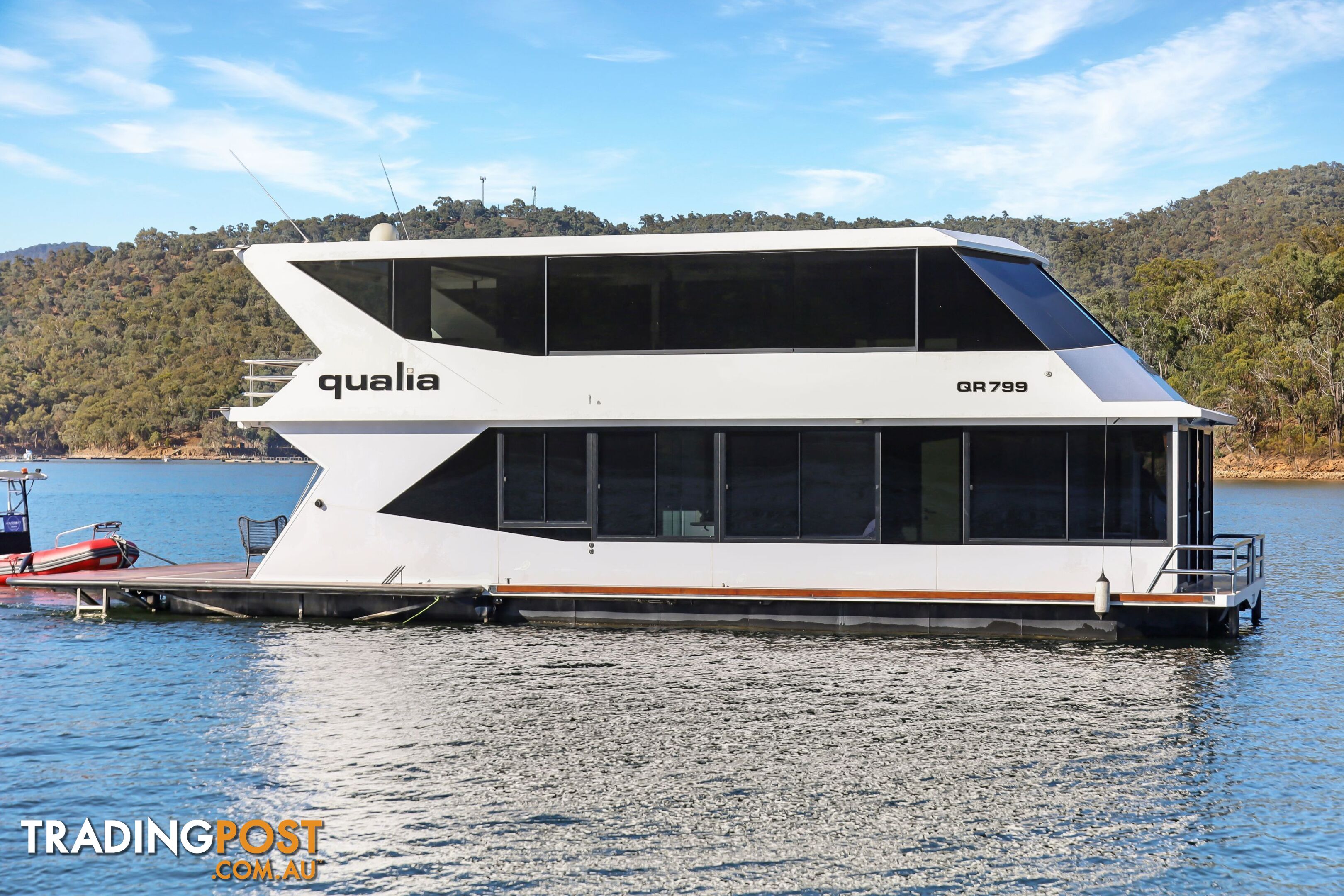 QUALIA Houseboat Holiday Home on Lake Eildon