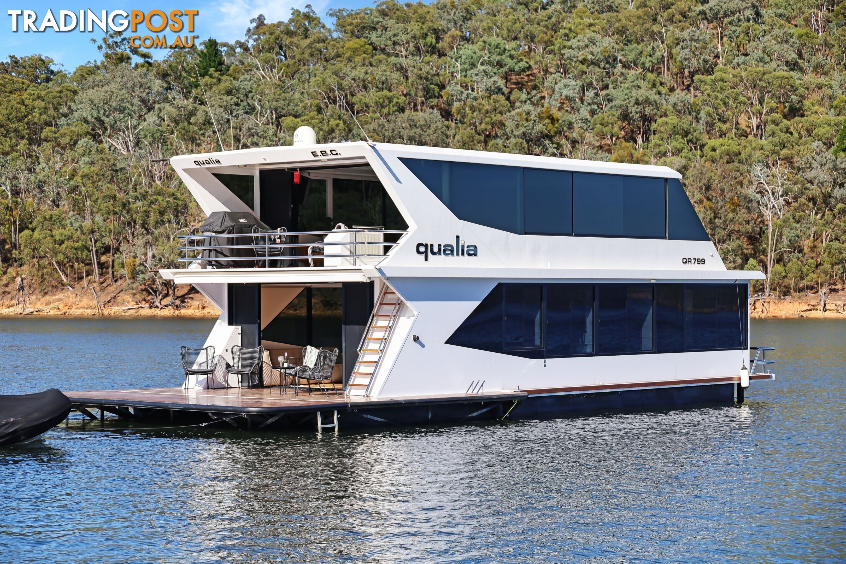 QUALIA Houseboat Holiday Home on Lake Eildon