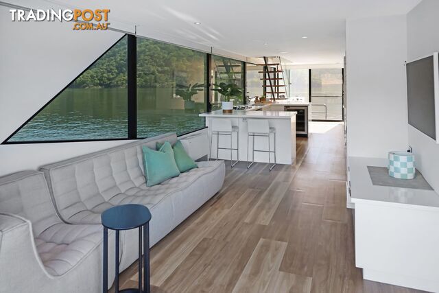 QUALIA Houseboat Holiday Home on Lake Eildon