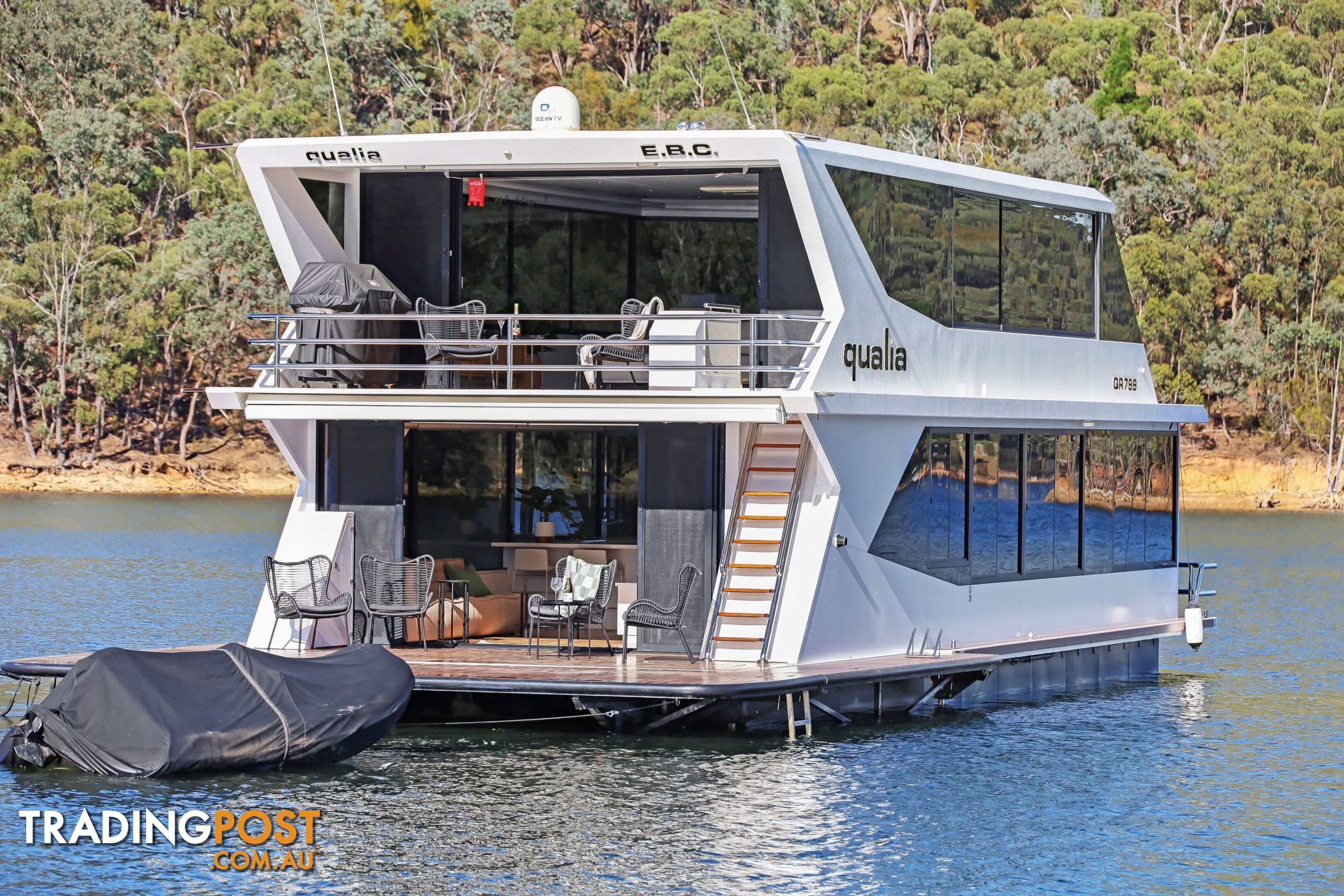 QUALIA Houseboat Holiday Home on Lake Eildon