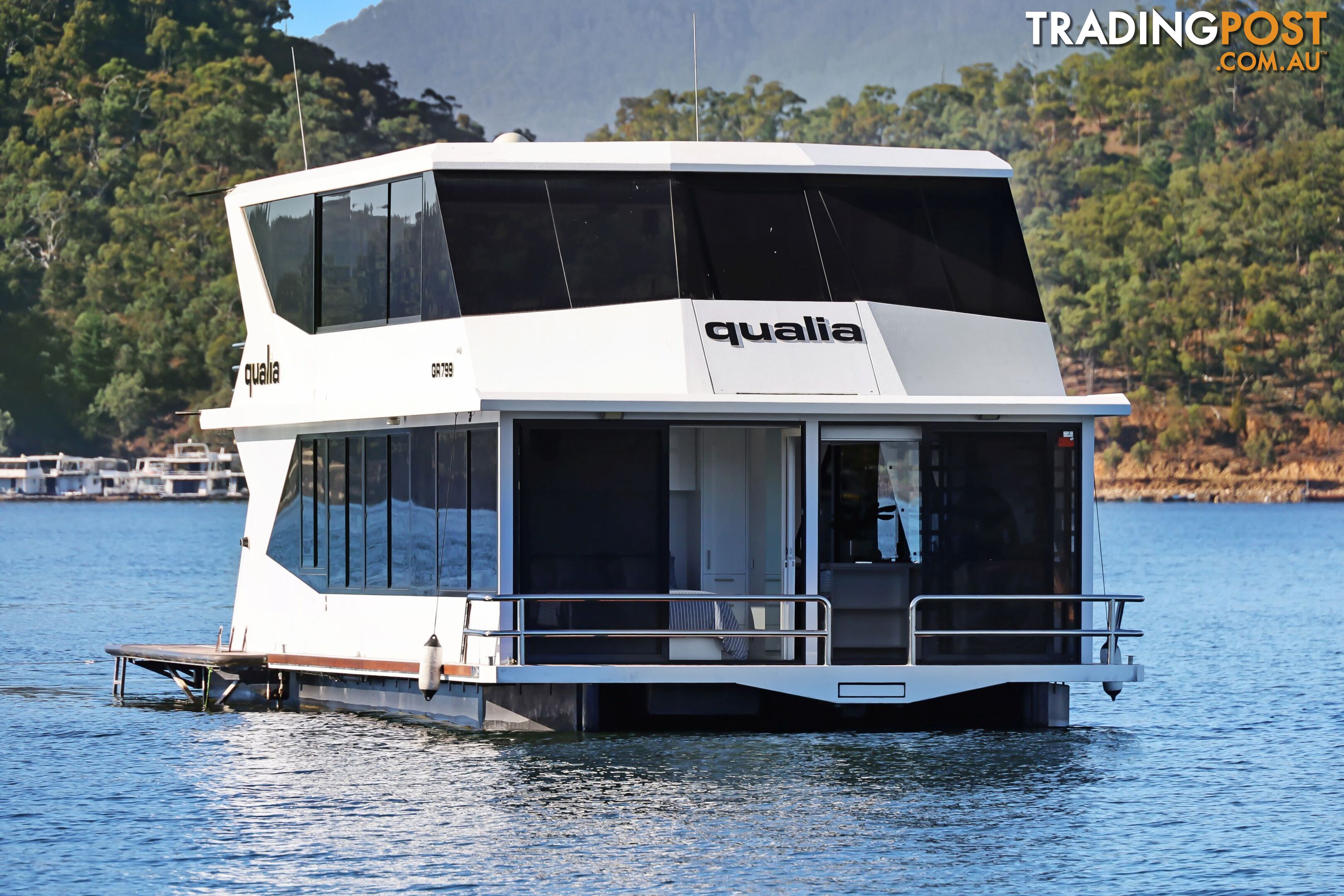 QUALIA Houseboat Holiday Home on Lake Eildon