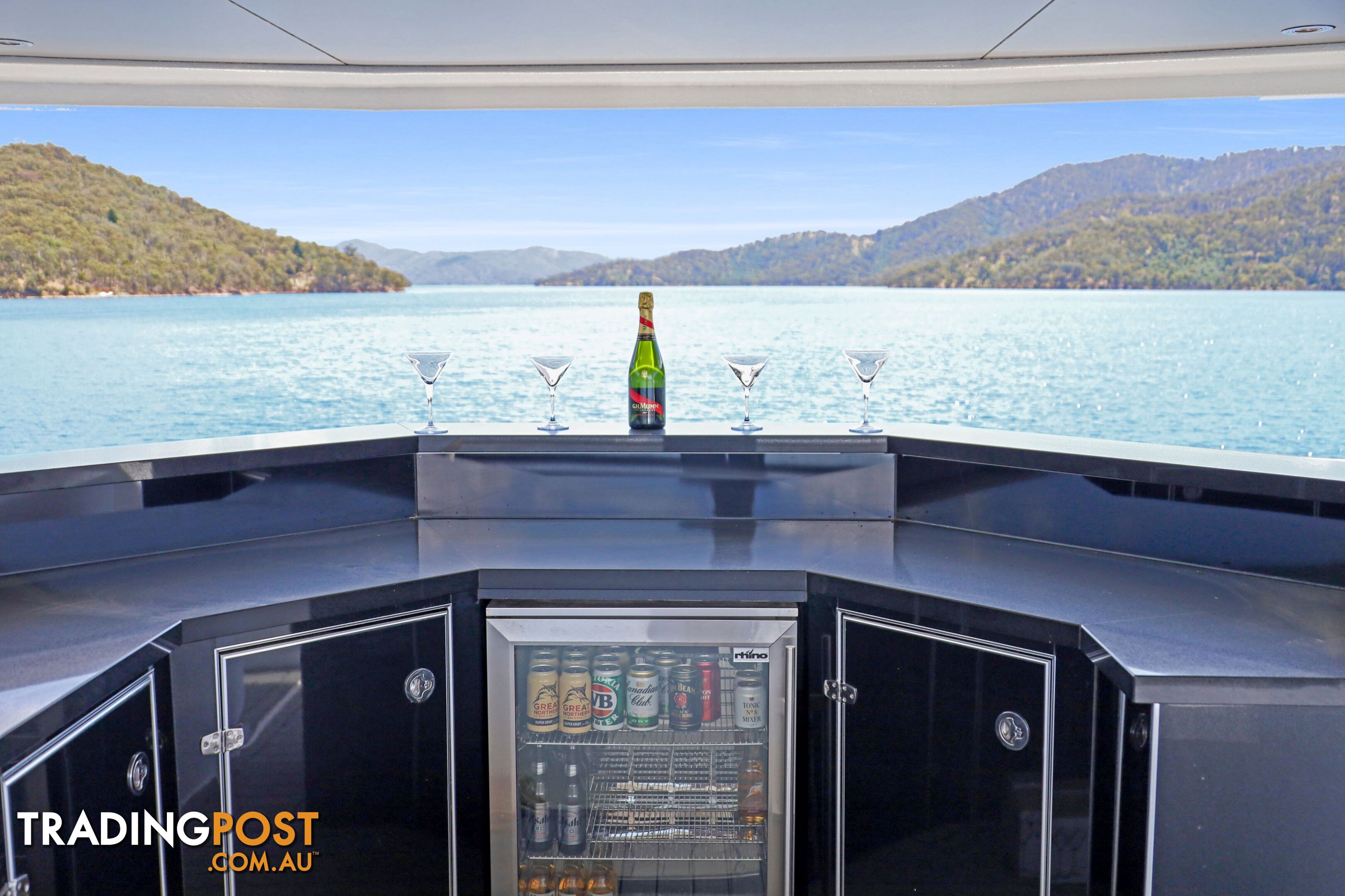 Allure Houseboat Holiday Home on Lake Eildon