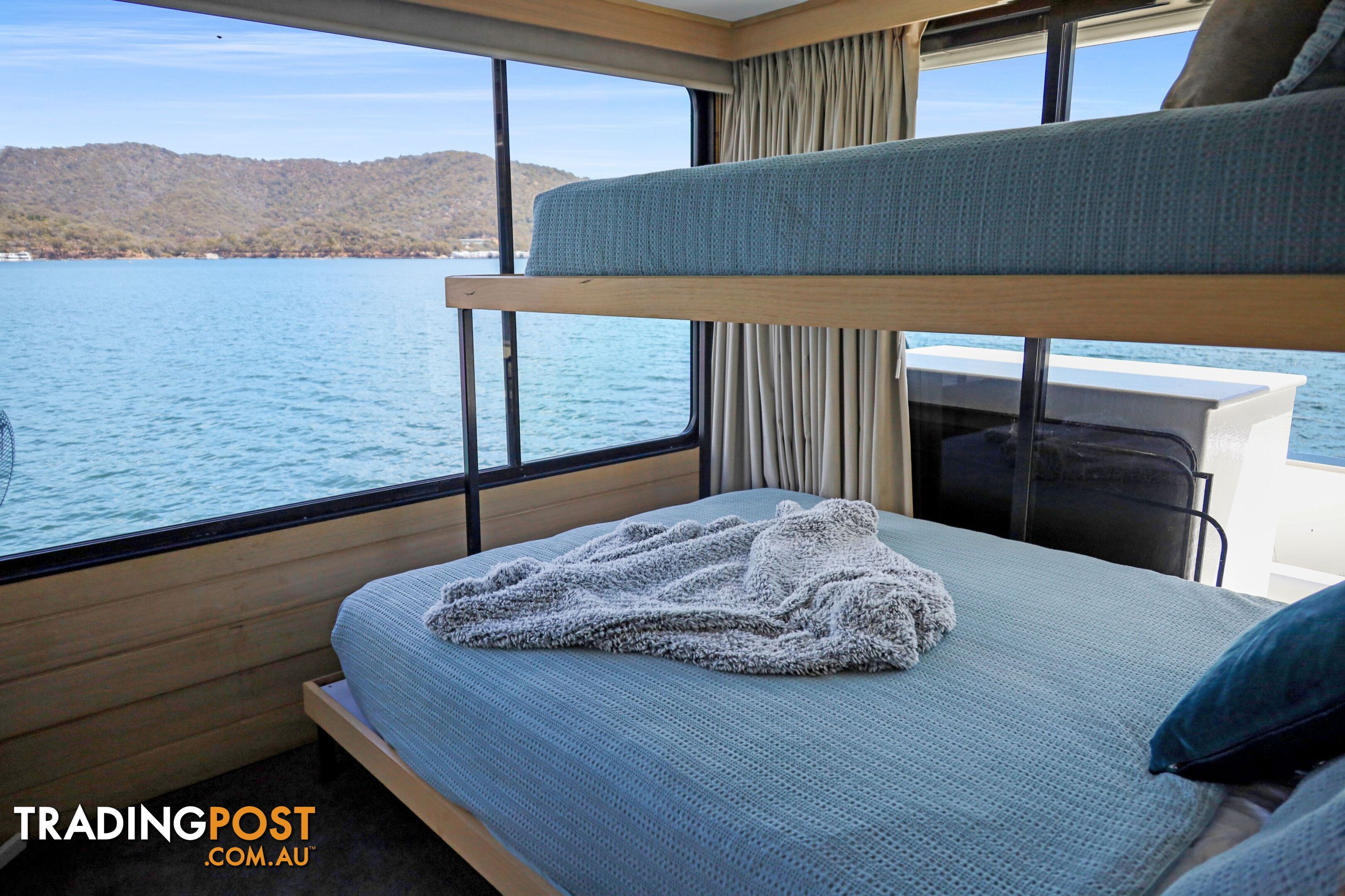 Allure Houseboat Holiday Home on Lake Eildon