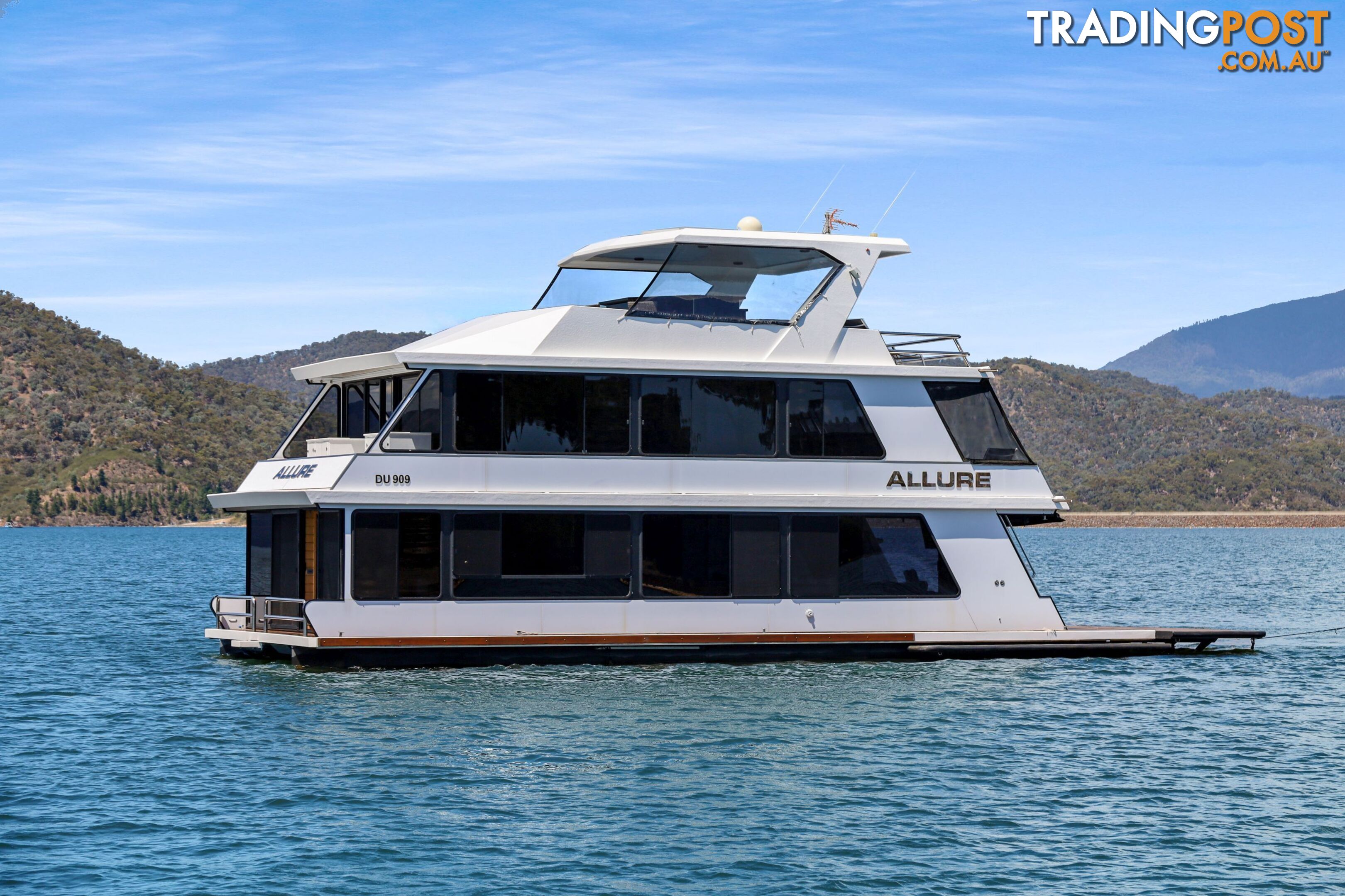 Allure Houseboat Holiday Home on Lake Eildon