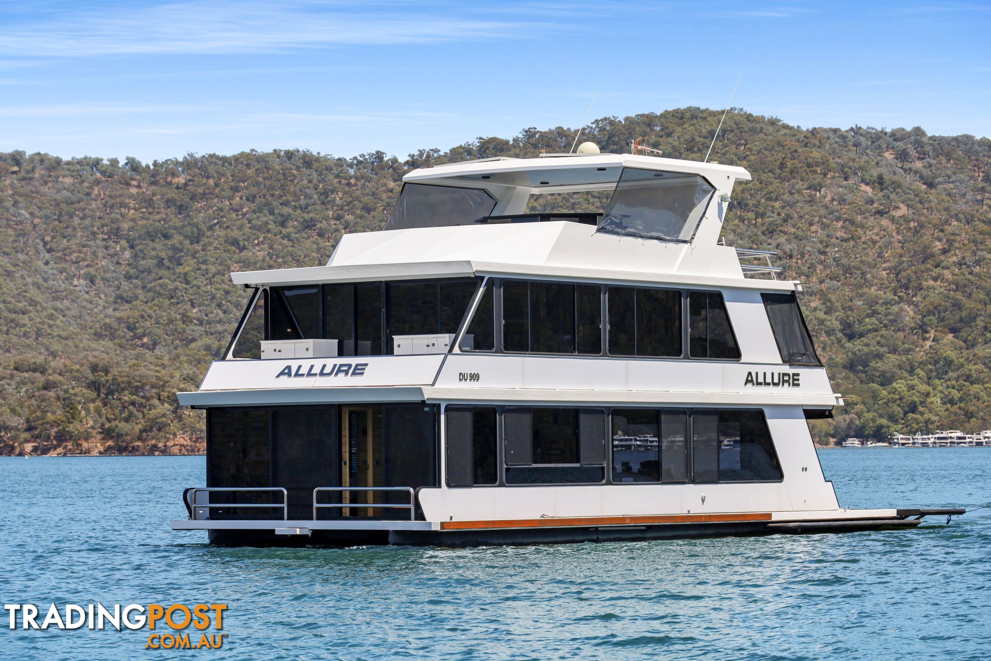 Allure Houseboat Holiday Home on Lake Eildon