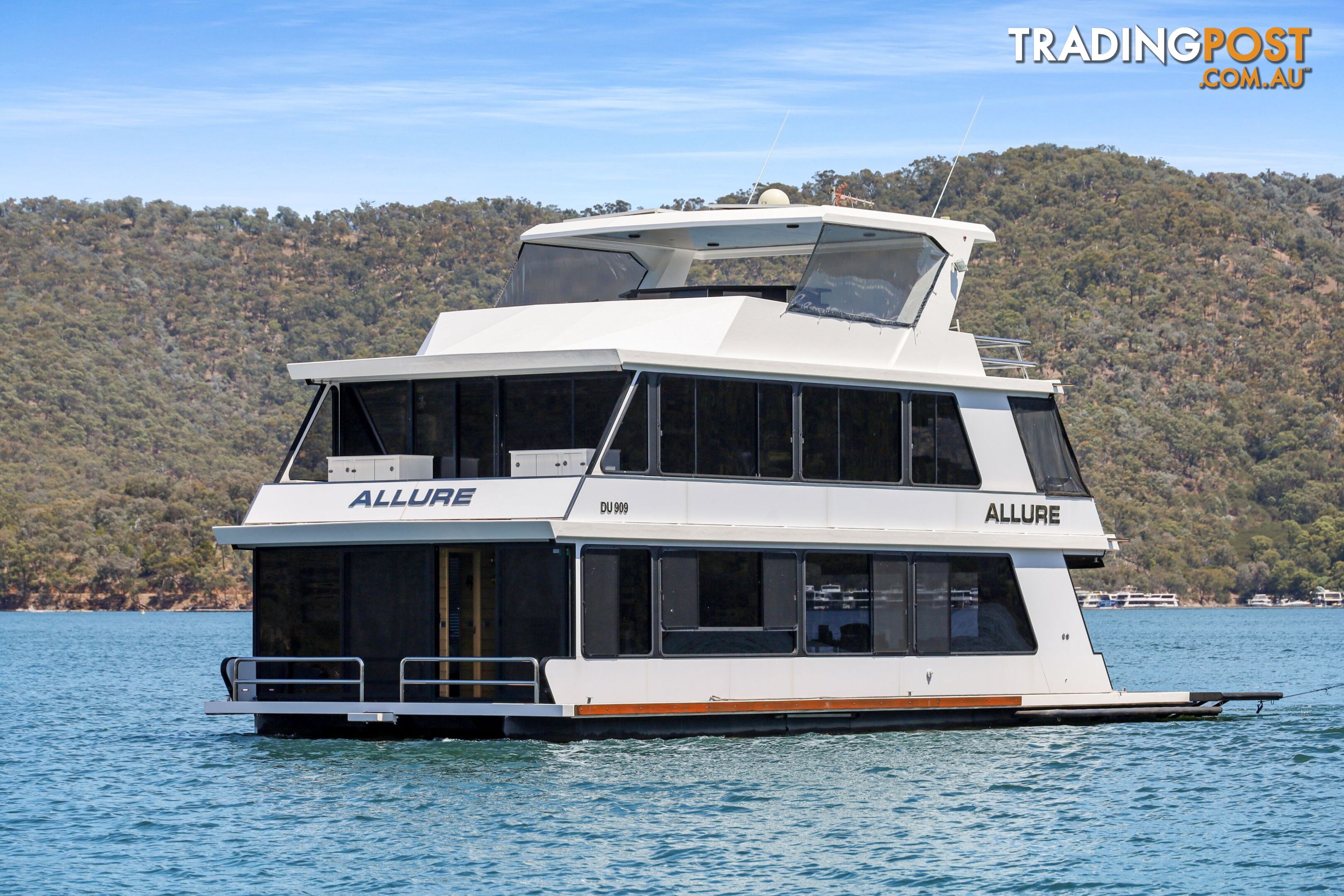 Allure Houseboat Holiday Home on Lake Eildon