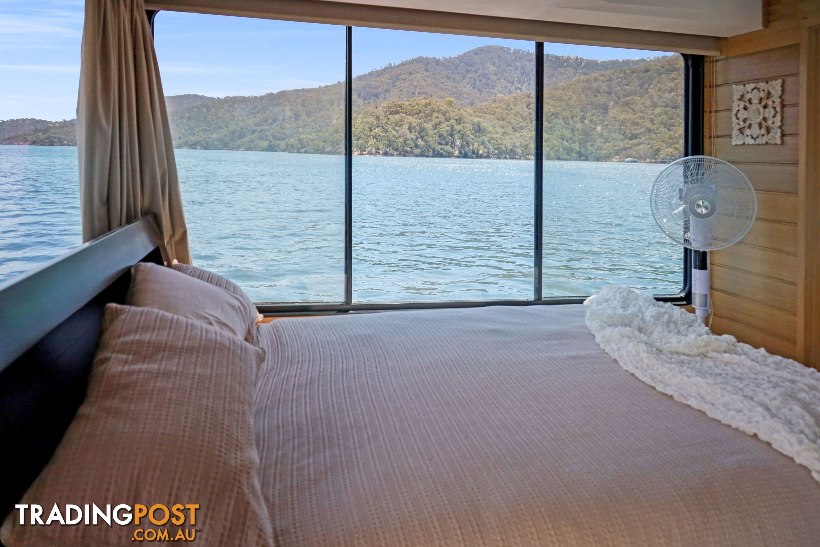 Allure Houseboat Holiday Home on Lake Eildon