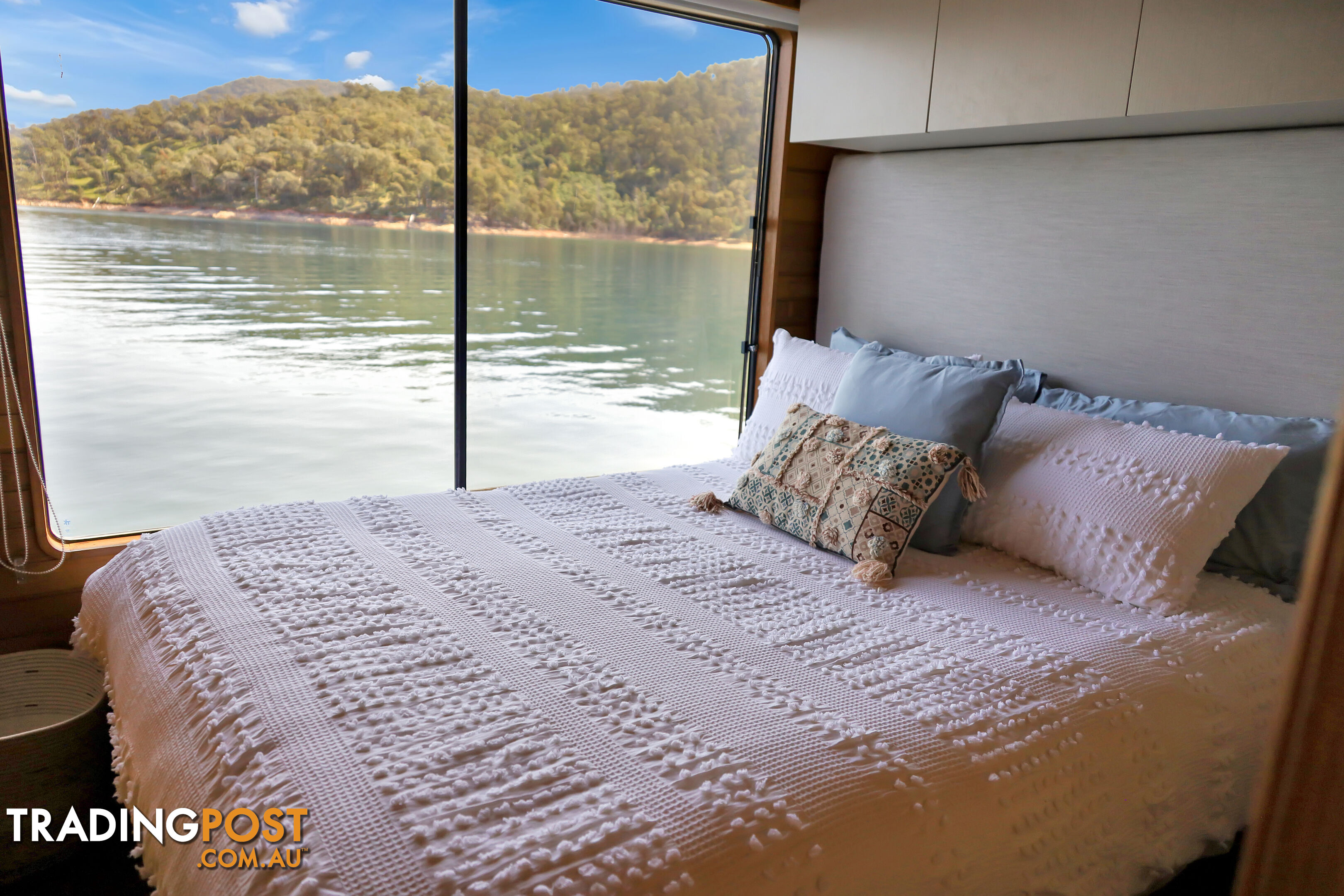 Showtime Houseboat Holiday Home on Lake Eildon