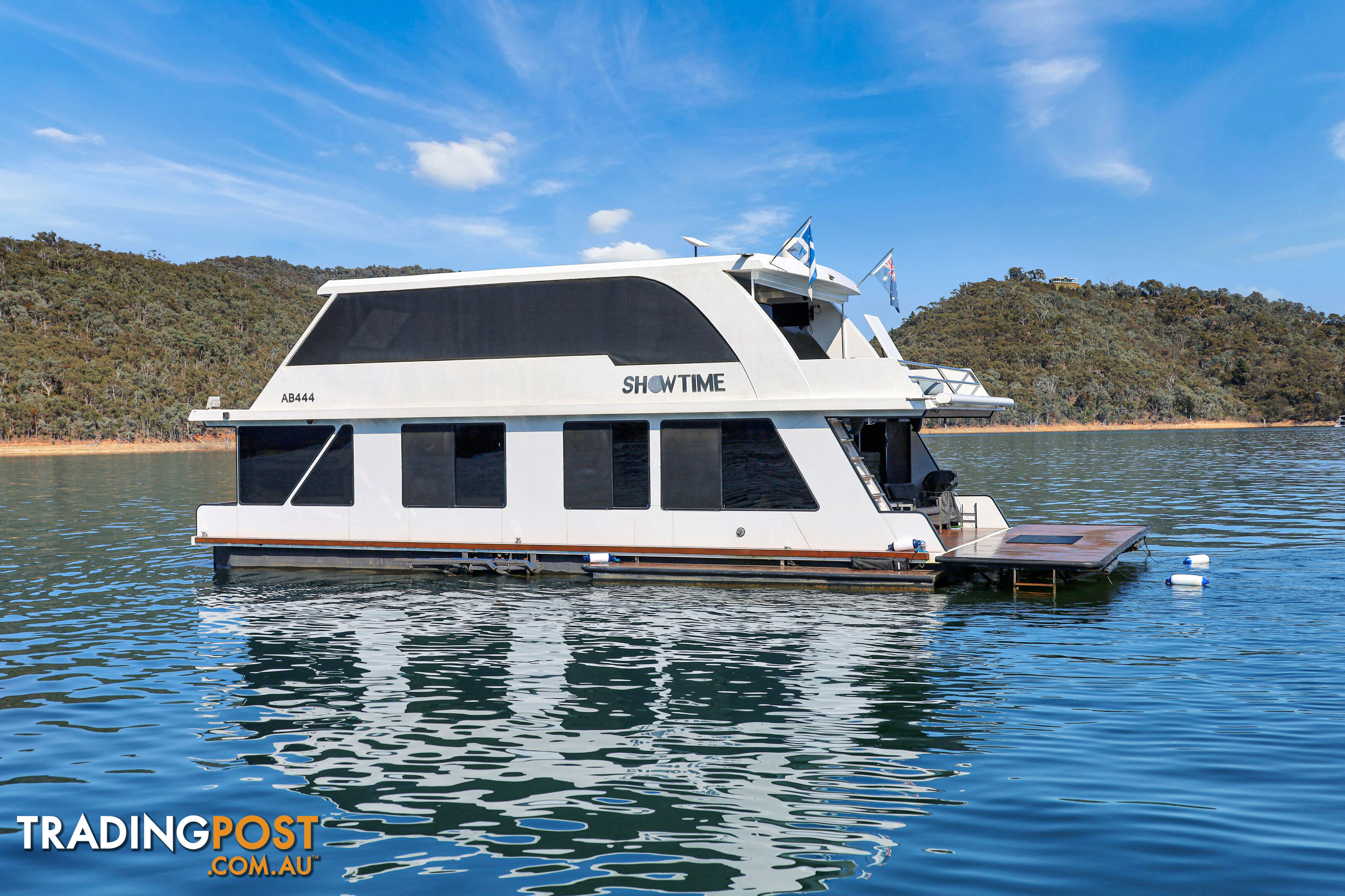 Showtime Houseboat Holiday Home on Lake Eildon