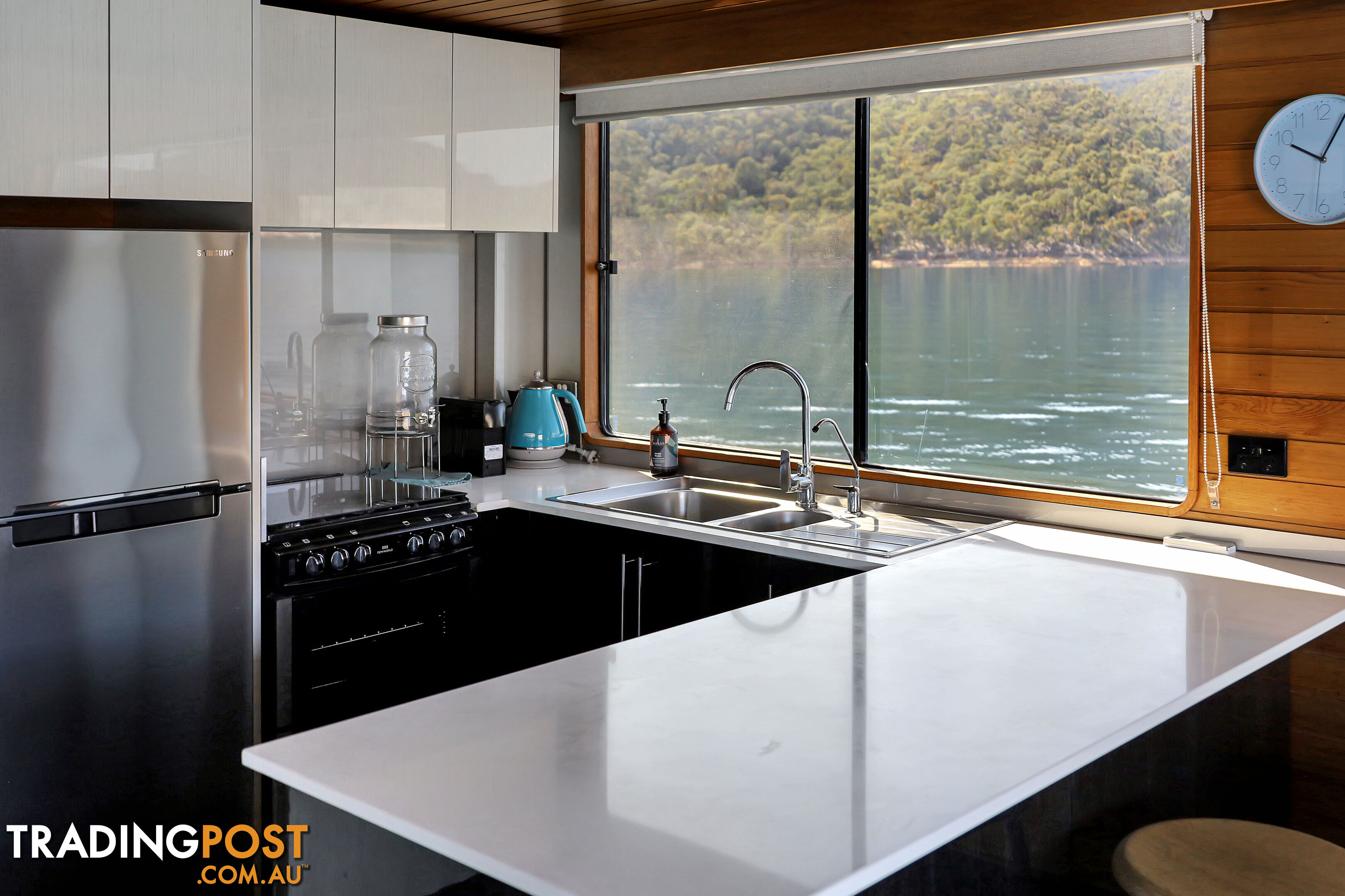 Showtime Houseboat Holiday Home on Lake Eildon