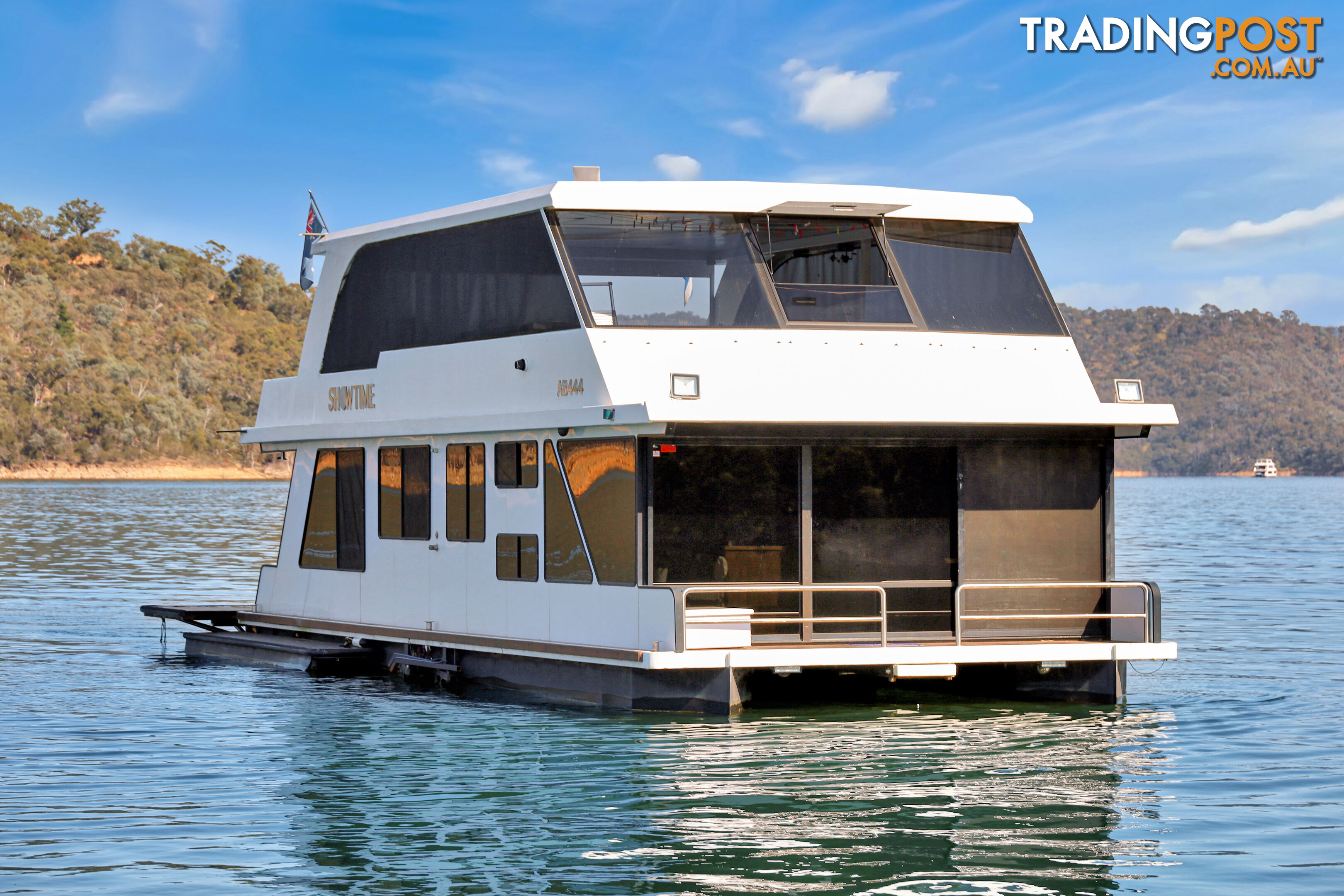 Showtime Houseboat Holiday Home on Lake Eildon