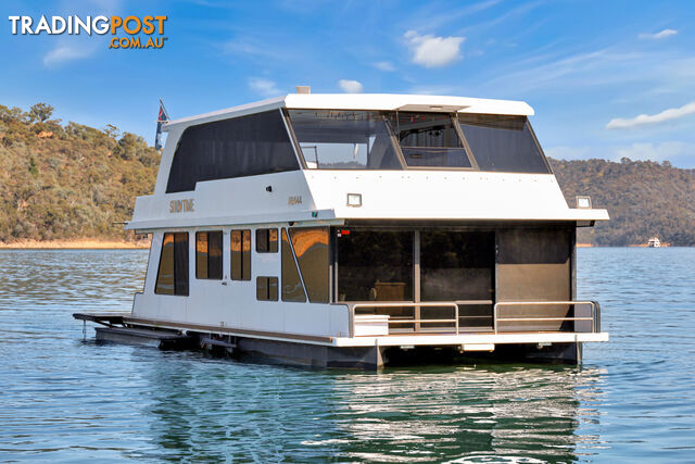 Showtime Houseboat Holiday Home on Lake Eildon