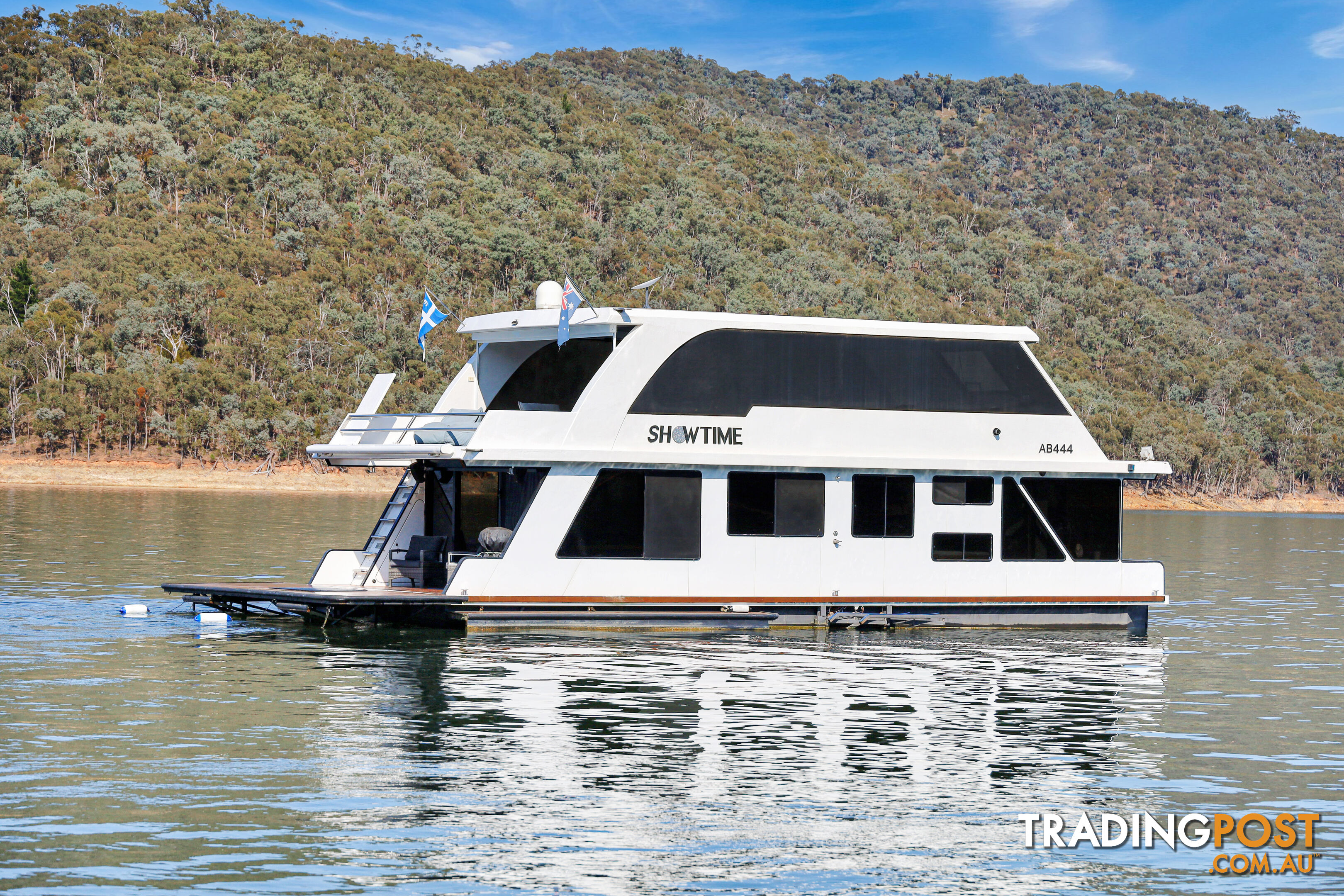 Showtime Houseboat Holiday Home on Lake Eildon