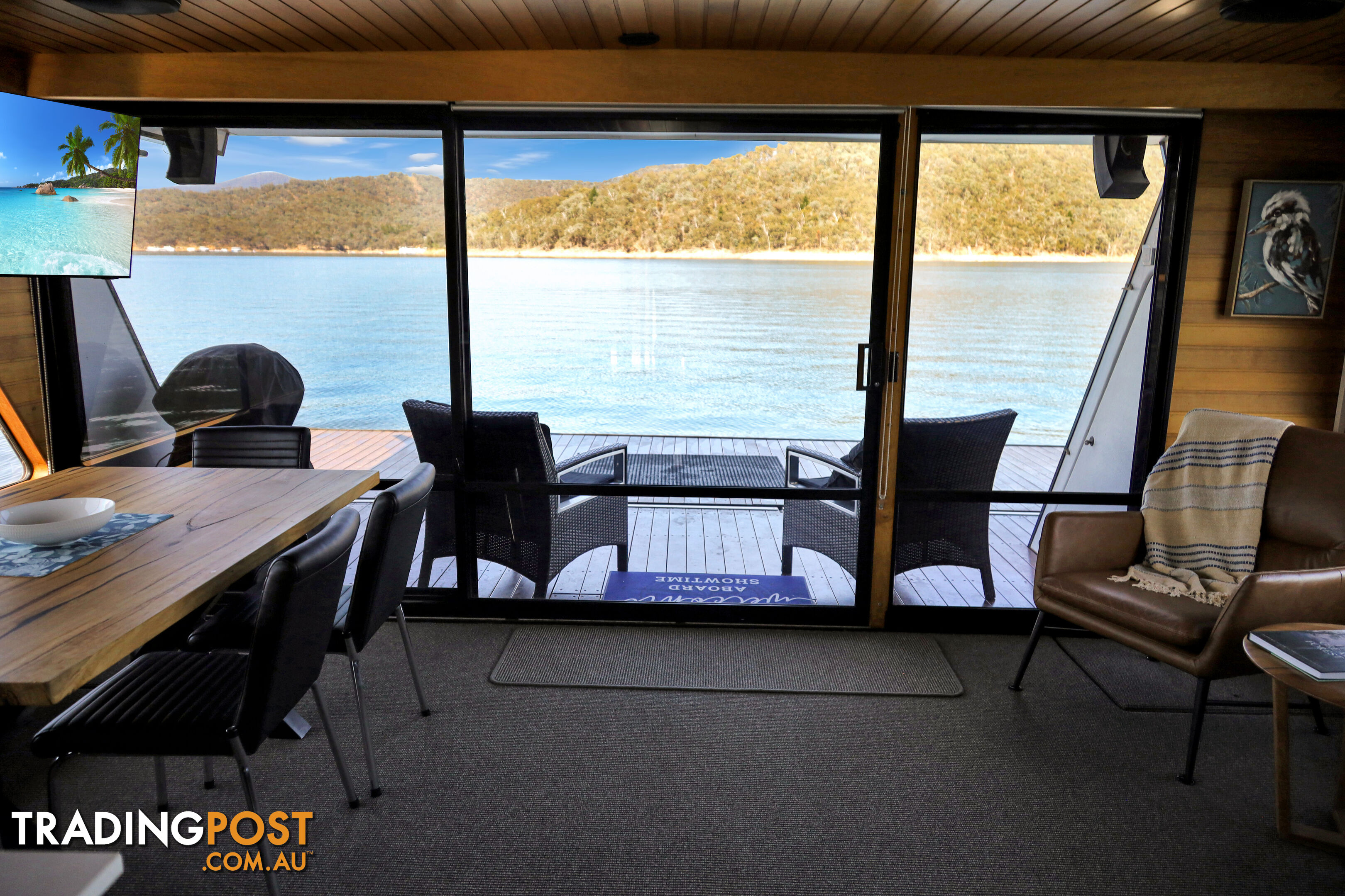 Showtime Houseboat Holiday Home on Lake Eildon