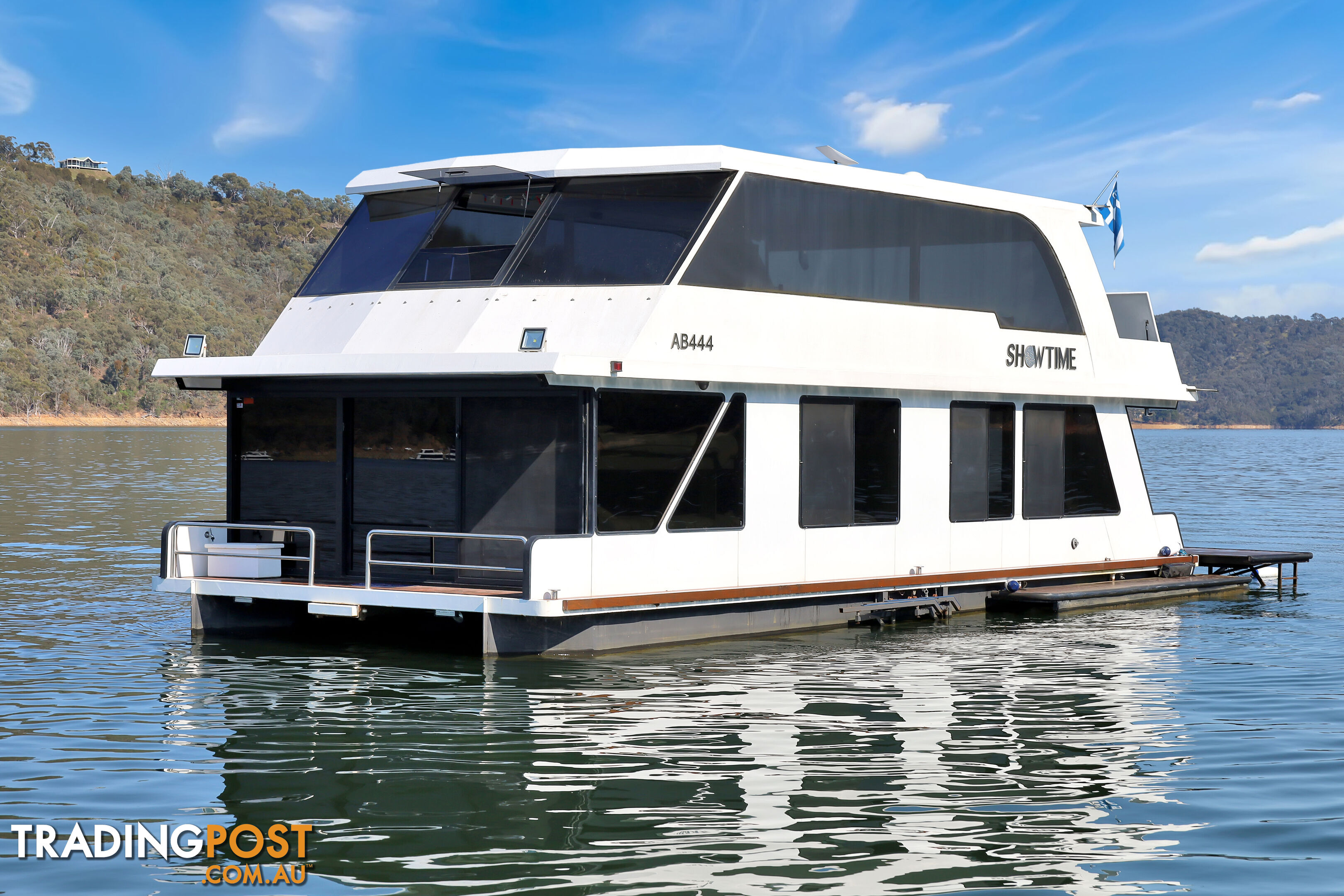 Showtime Houseboat Holiday Home on Lake Eildon