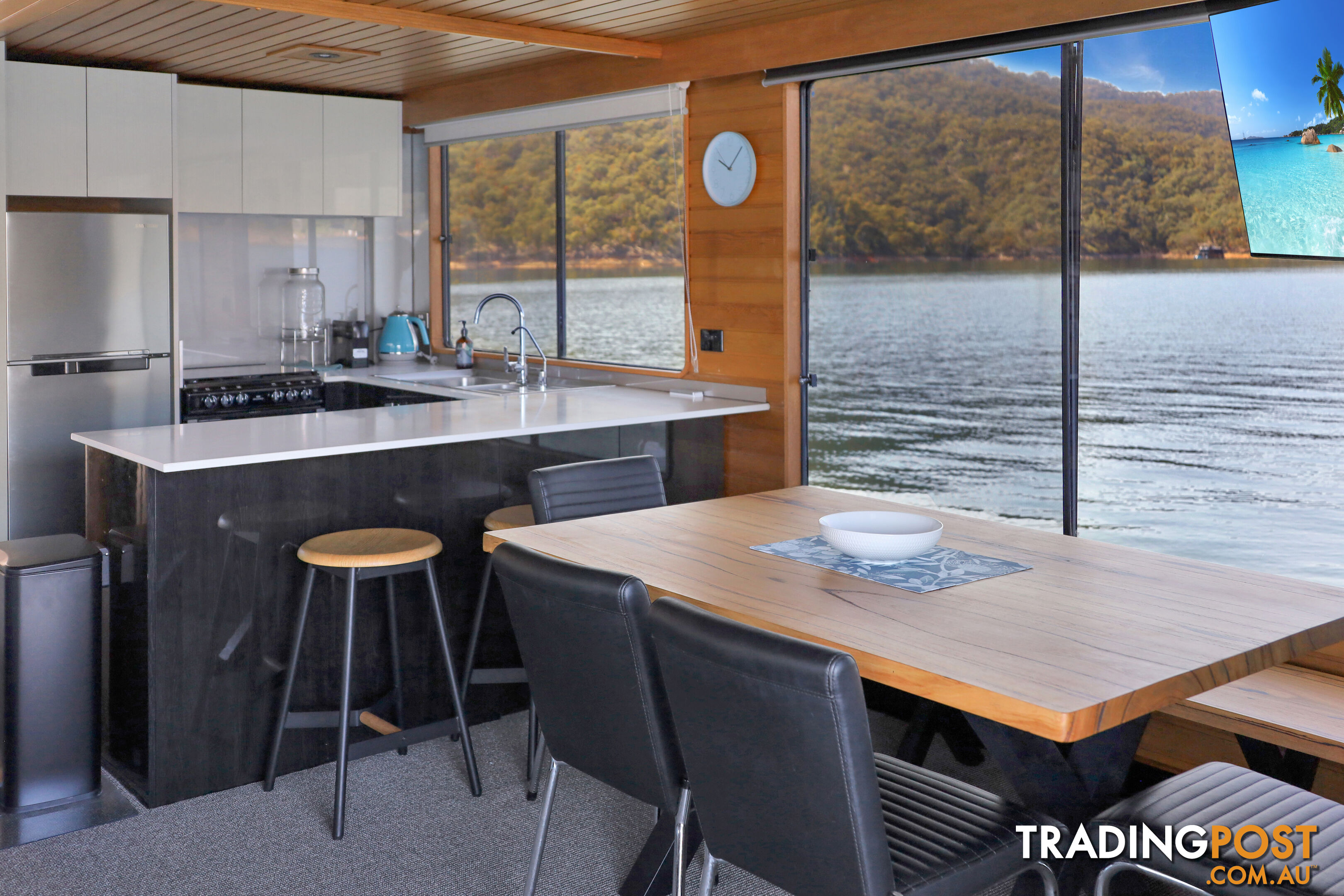 Showtime Houseboat Holiday Home on Lake Eildon