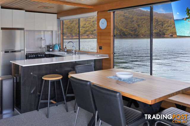 Showtime Houseboat Holiday Home on Lake Eildon