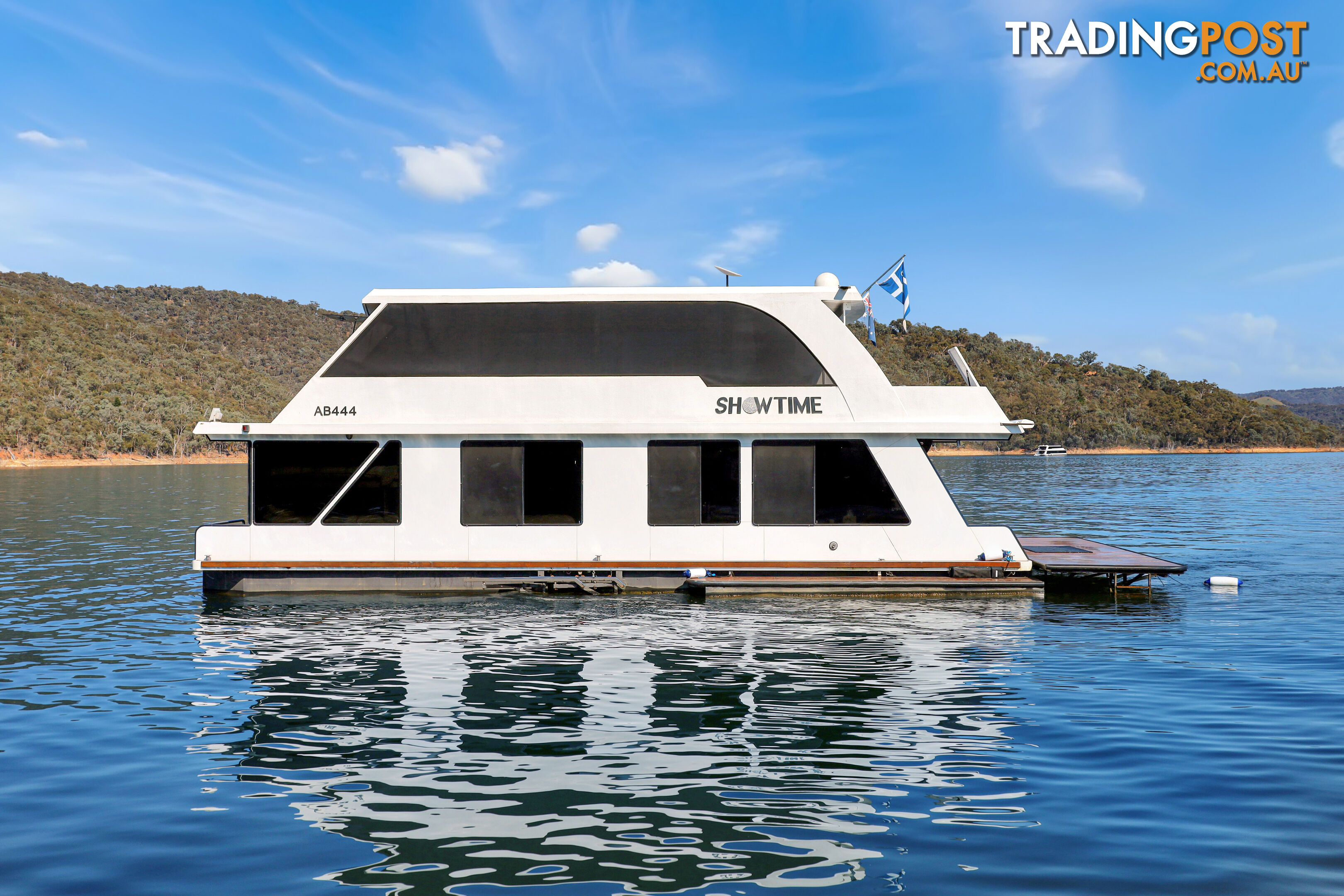 Showtime Houseboat Holiday Home on Lake Eildon