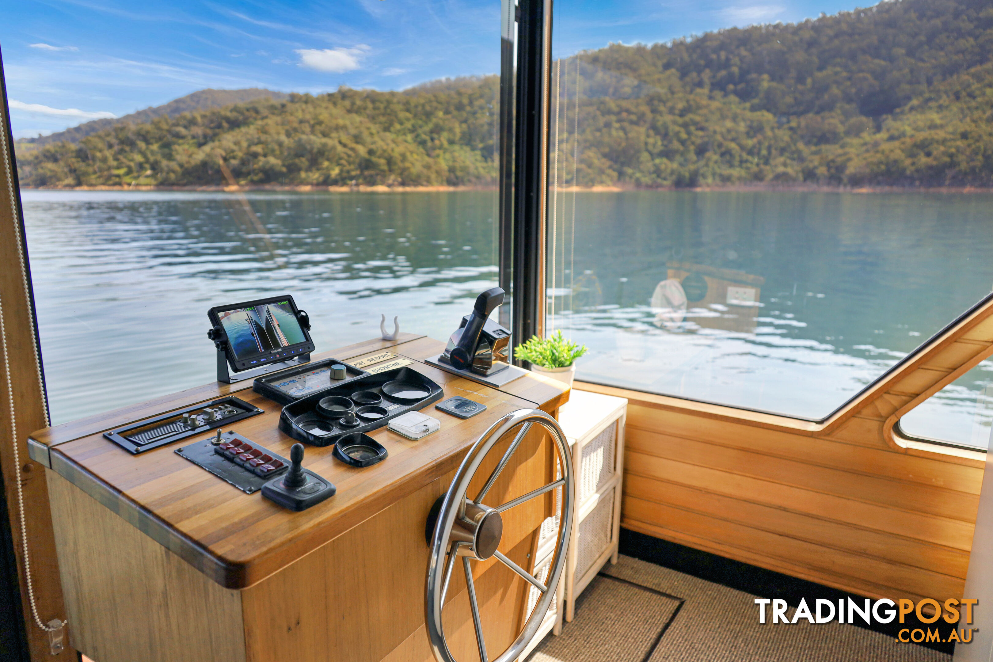 Showtime Houseboat Holiday Home on Lake Eildon