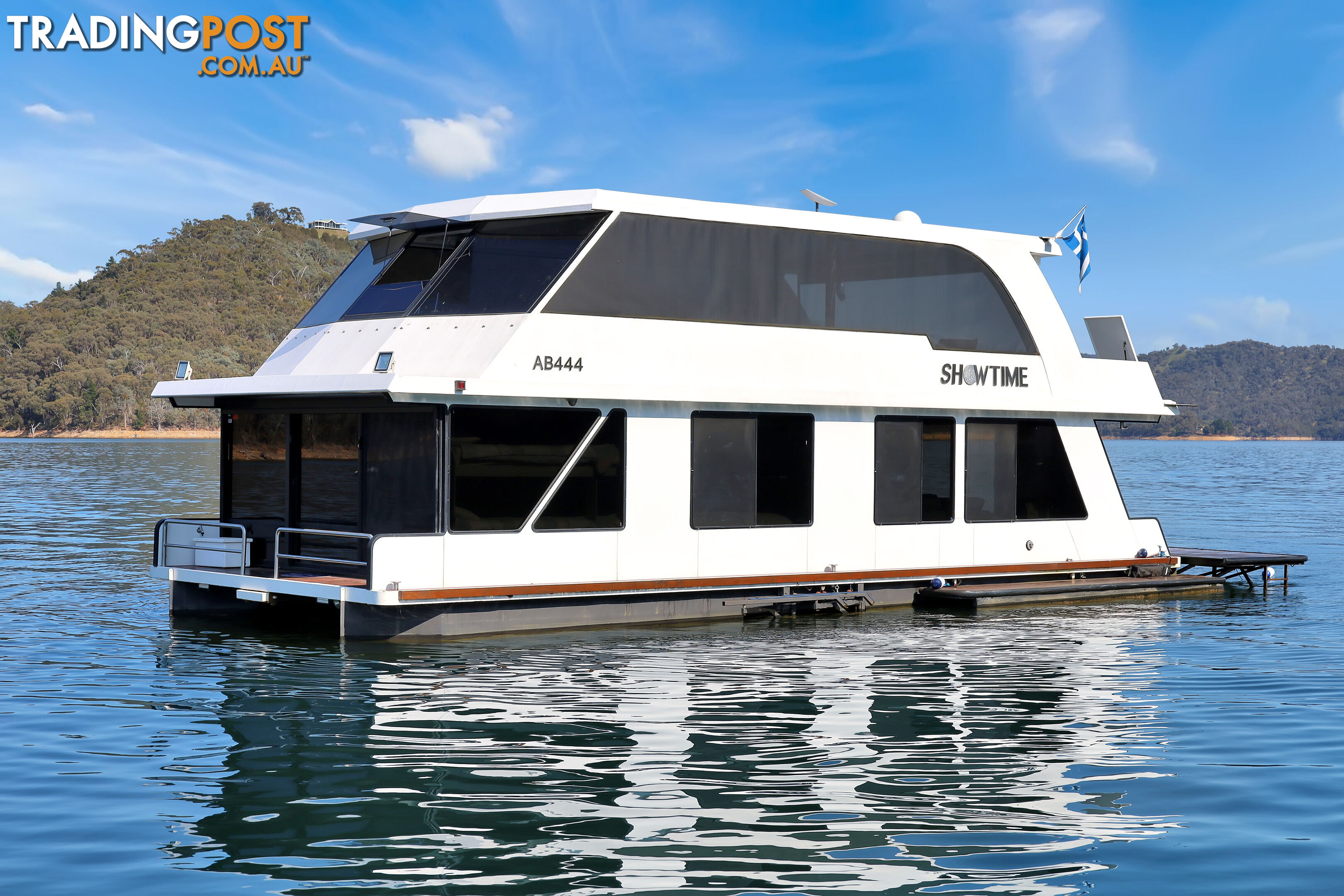 Showtime Houseboat Holiday Home on Lake Eildon