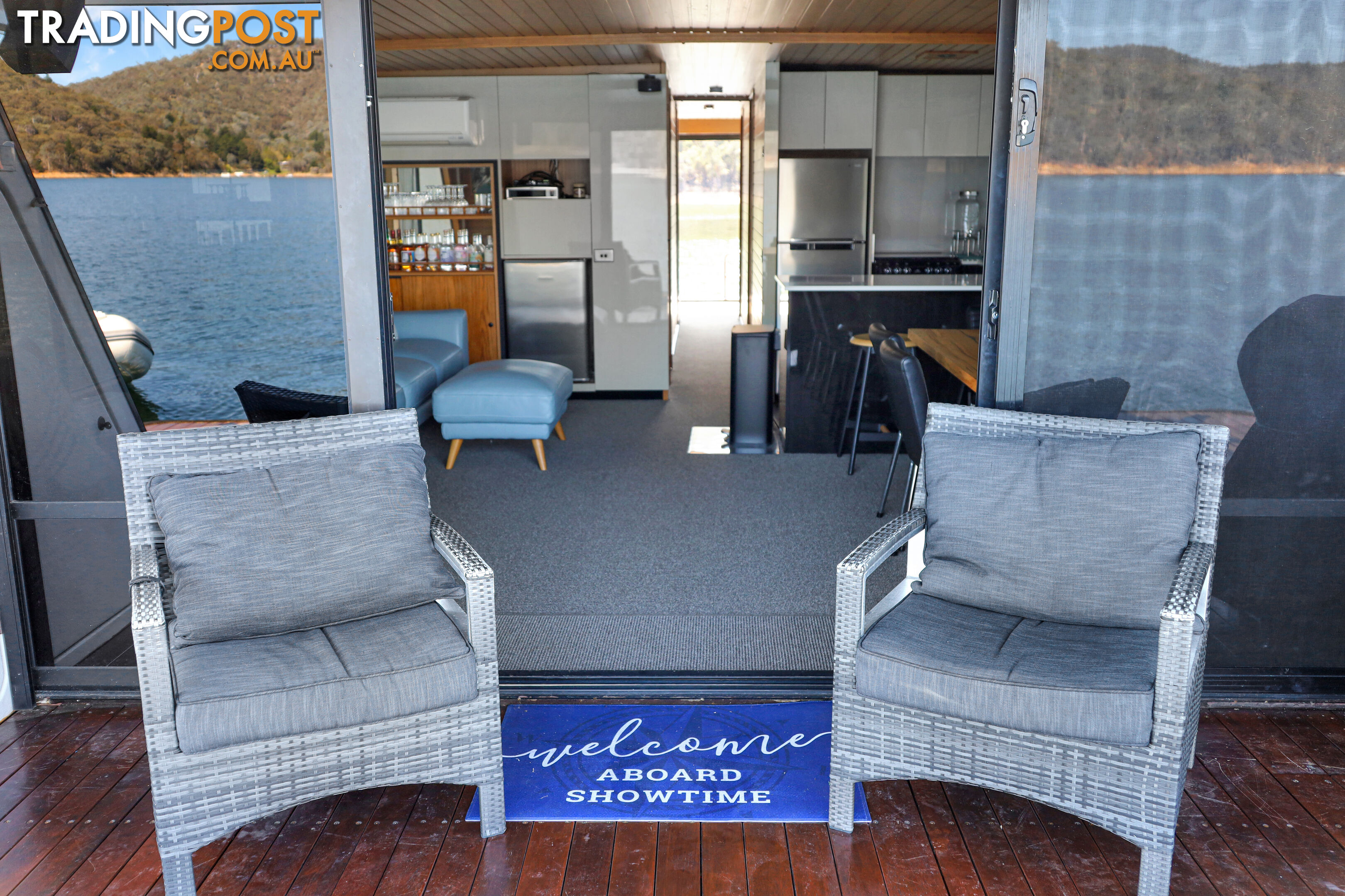 Showtime Houseboat Holiday Home on Lake Eildon