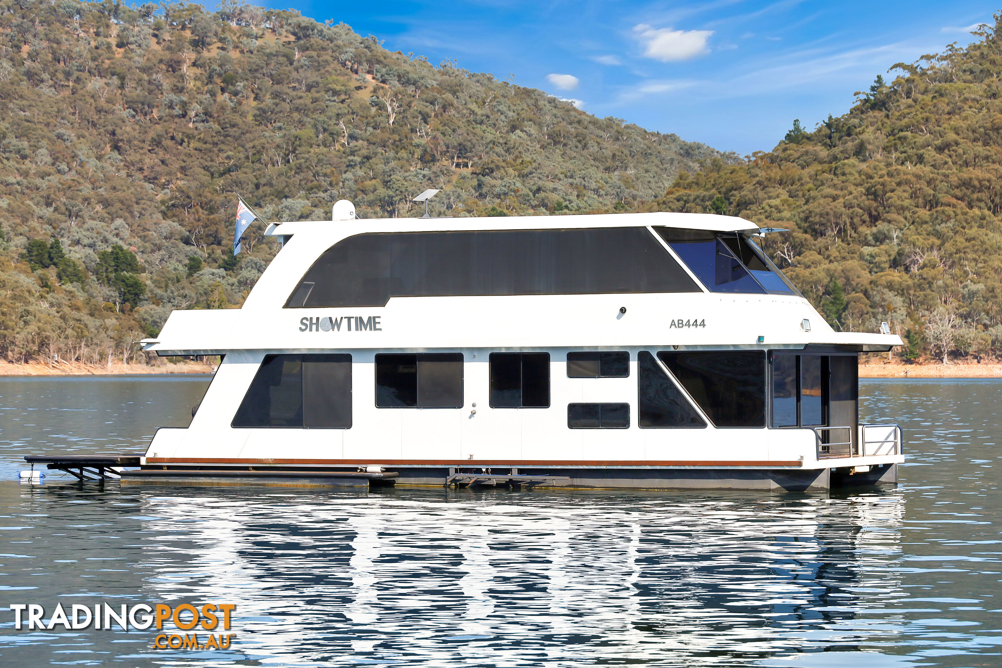 Showtime Houseboat Holiday Home on Lake Eildon