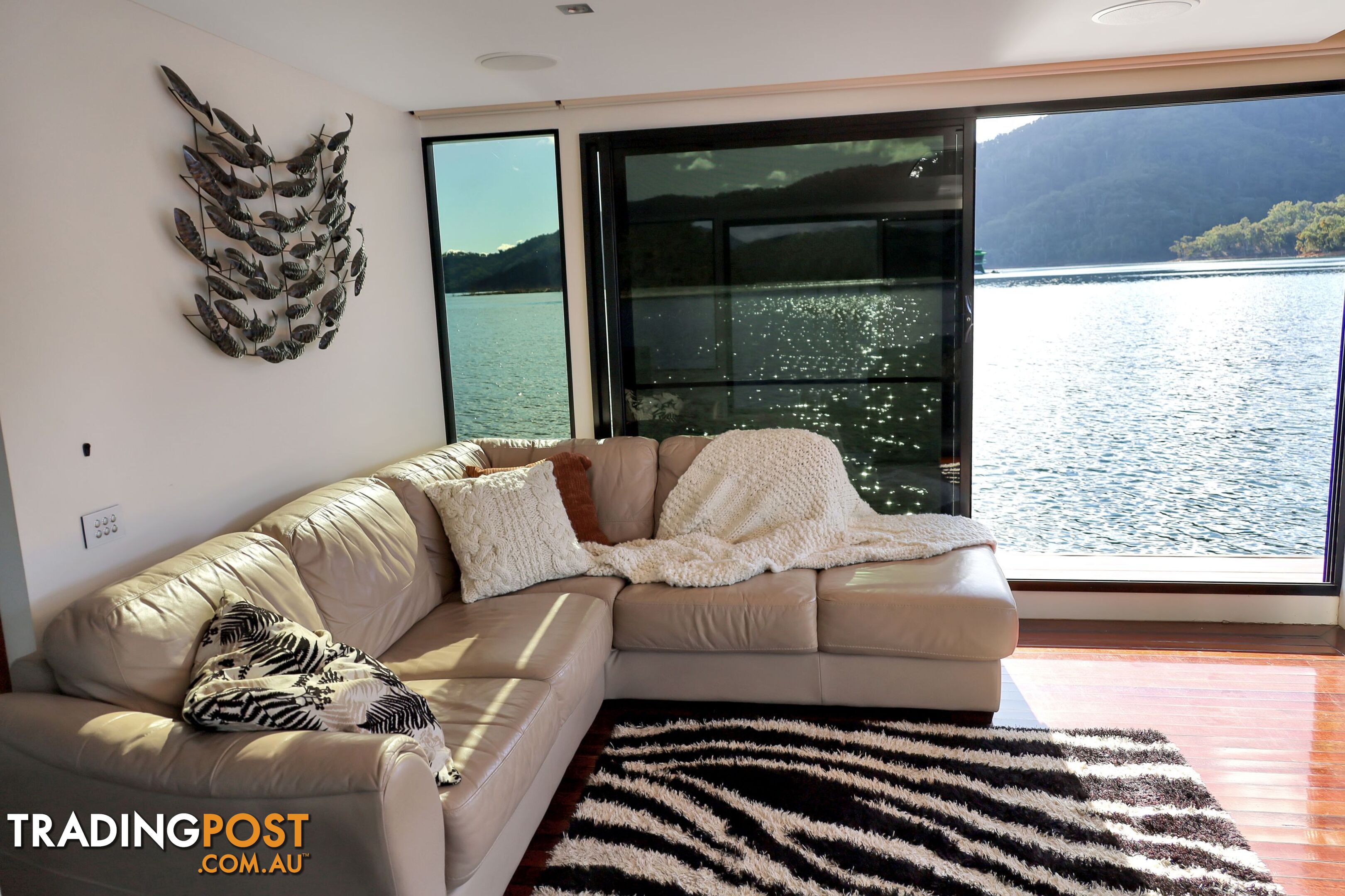 Sugoi Houseboat Holiday Home on Lake Eildon