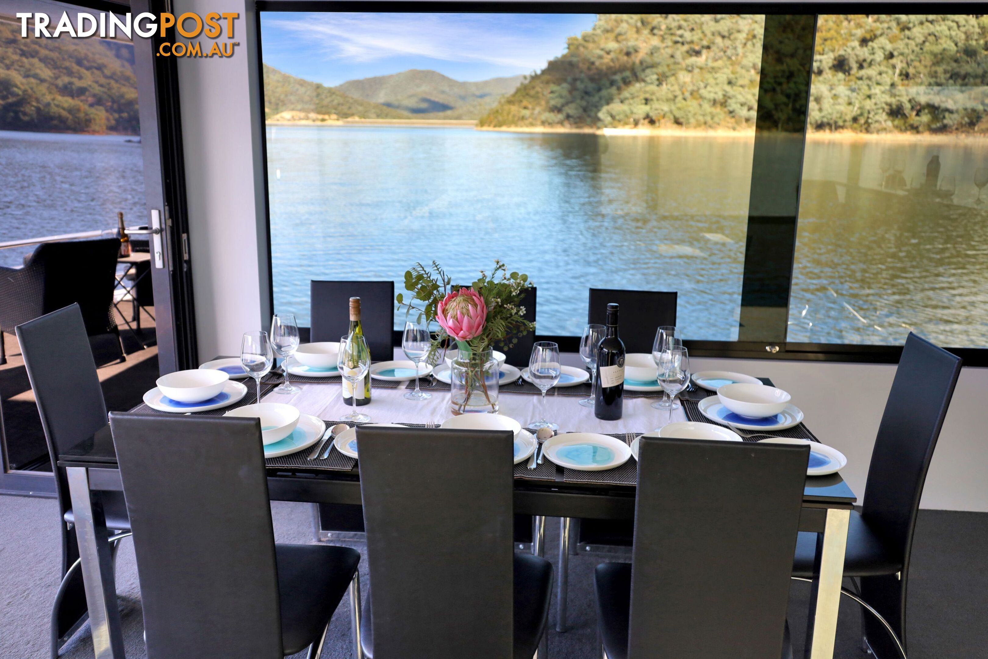 Sugoi Houseboat Holiday Home on Lake Eildon