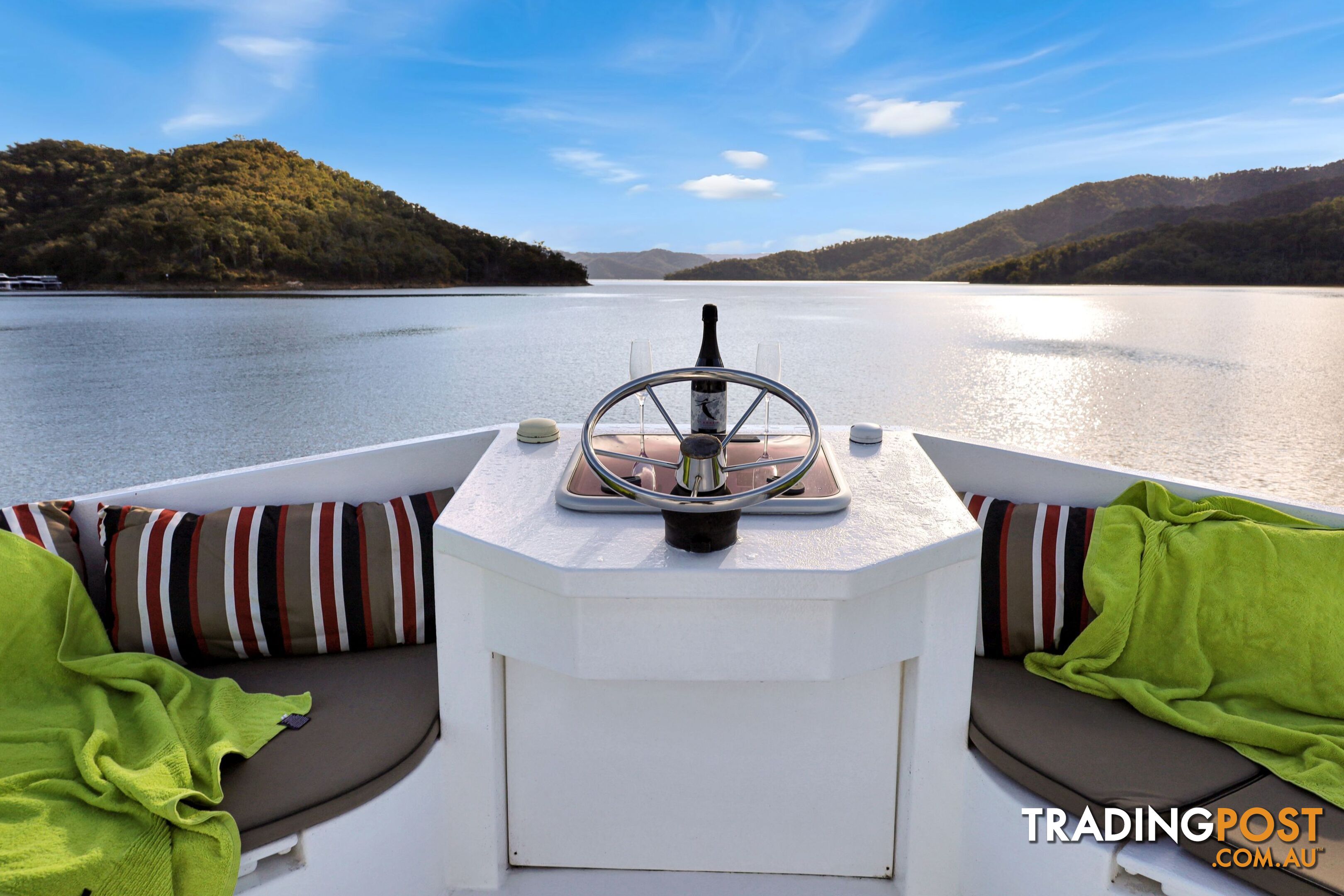 Sugoi Houseboat Holiday Home on Lake Eildon