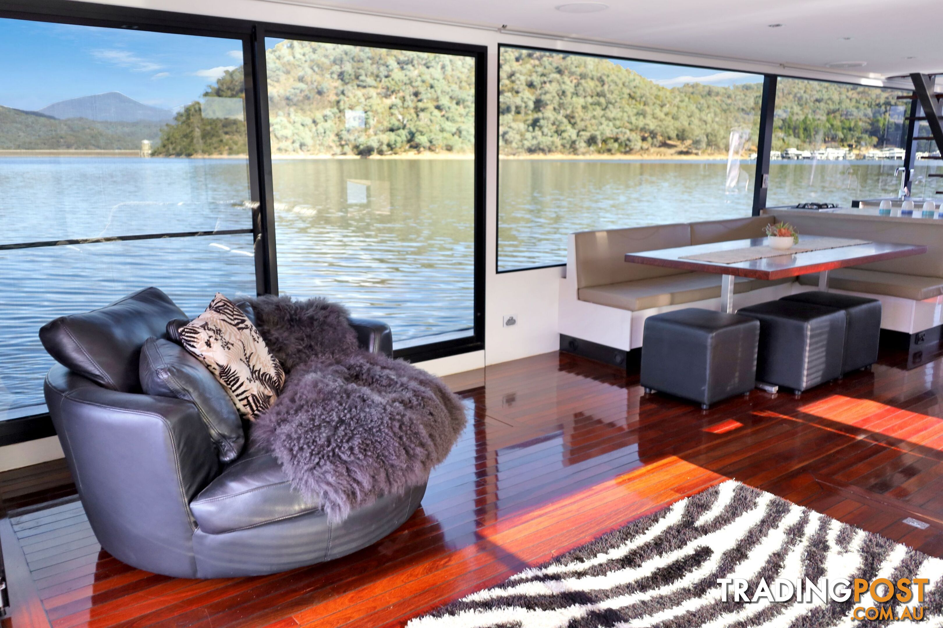 Sugoi Houseboat Holiday Home on Lake Eildon