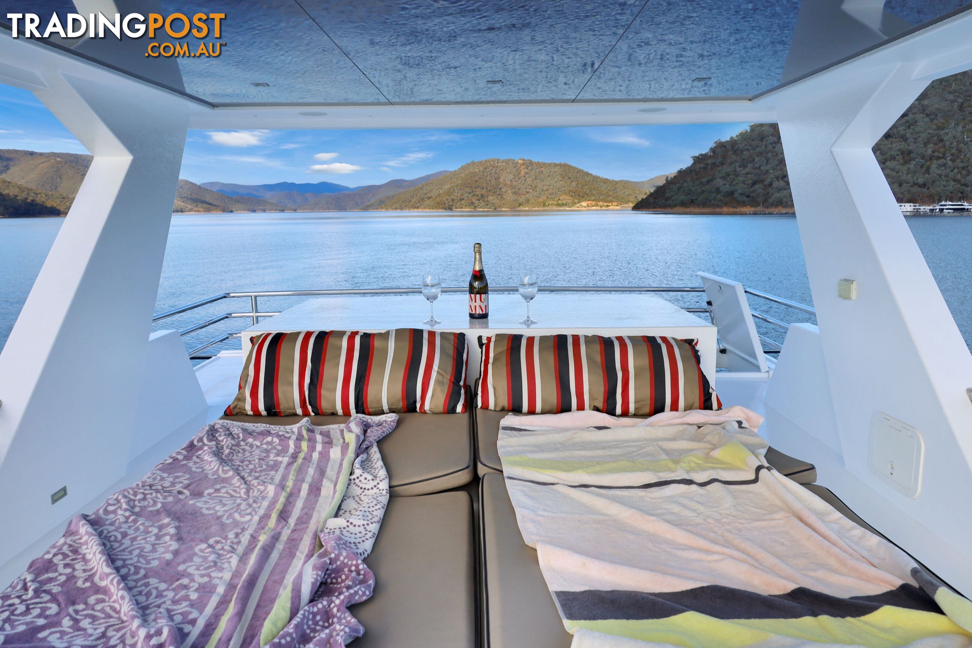 Sugoi Houseboat Holiday Home on Lake Eildon